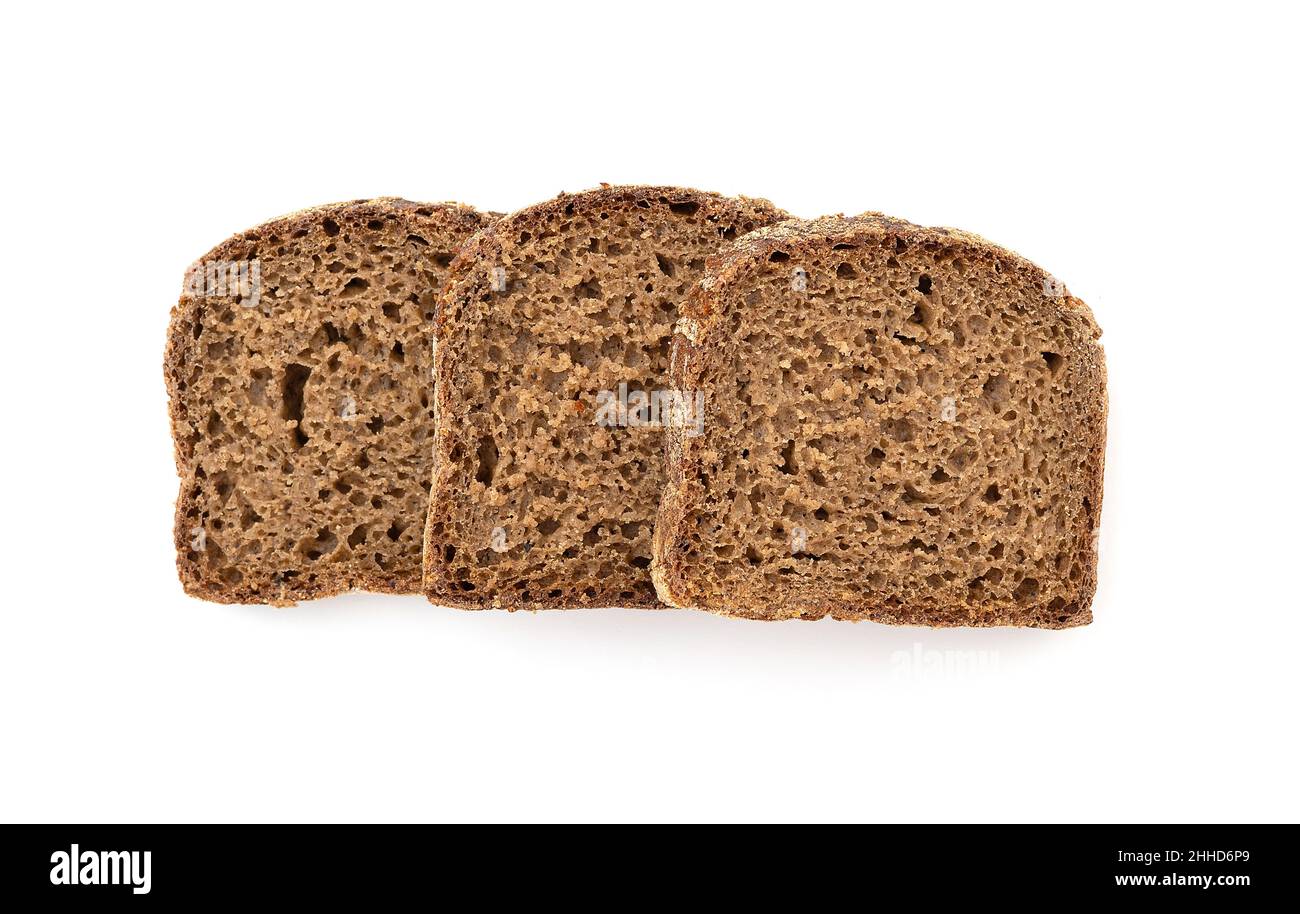 Drei Scheiben Schwarzbrot isoliert auf weißem, Draufsicht Stockfoto