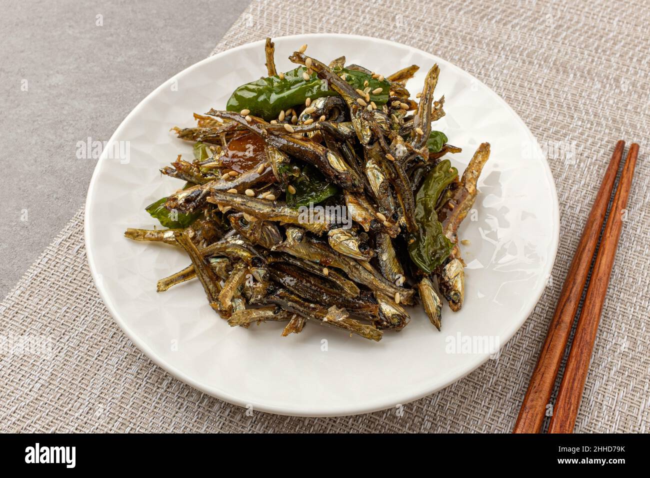 Sardelle und roter Pfeffer, in Würzmischungen gebraten Stockfoto