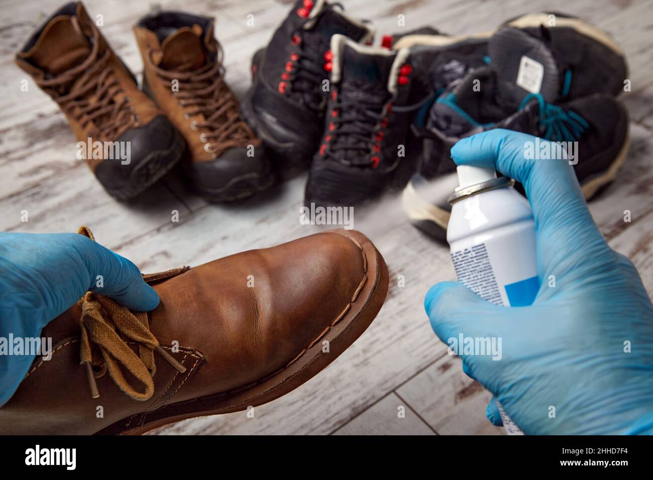Verarbeitung von Schuhen mit Imprägnierung des Wasserschutzes. Reinigt die Schuhe im Herbst Winter Stockfoto