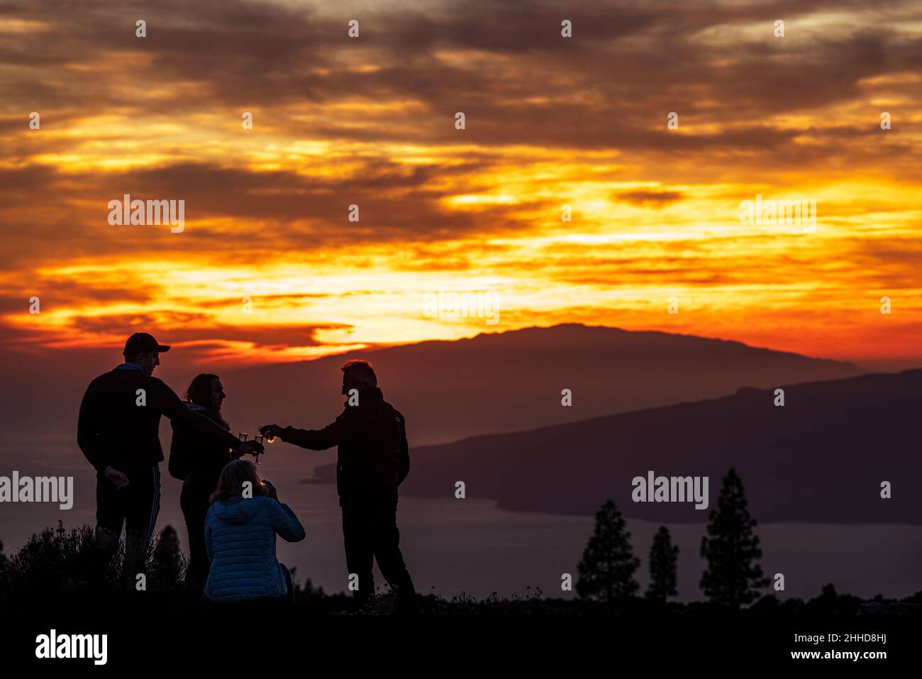 Touristen beobachten den dramatischen Sonnenuntergang hinter den Inseln El Hierro und La Gomera aus einer Höhe von etwa 2000 Metern über dem Meeresspiegel Stockfoto