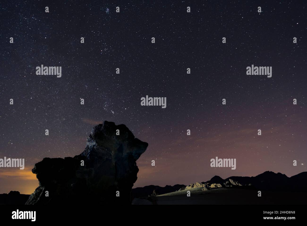 Sterne am Nachthimmel über der vulkanischen Landschaft im Nationalpark Las Cañadas del Teide, Teneriffa, Kanarische Inseln, Spanien Stockfoto