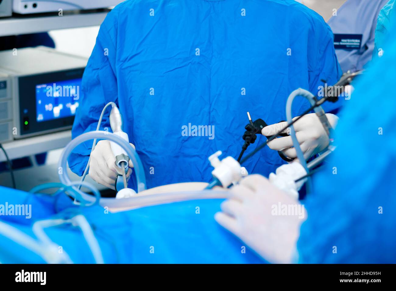 Hände von Chirurgen mit laparoskopischen chirurgischen Geräten. Selektiver Fokus. Operation der Bauchhöhle. Chirurgische Behandlung proktologischer Erkrankungen. Stockfoto