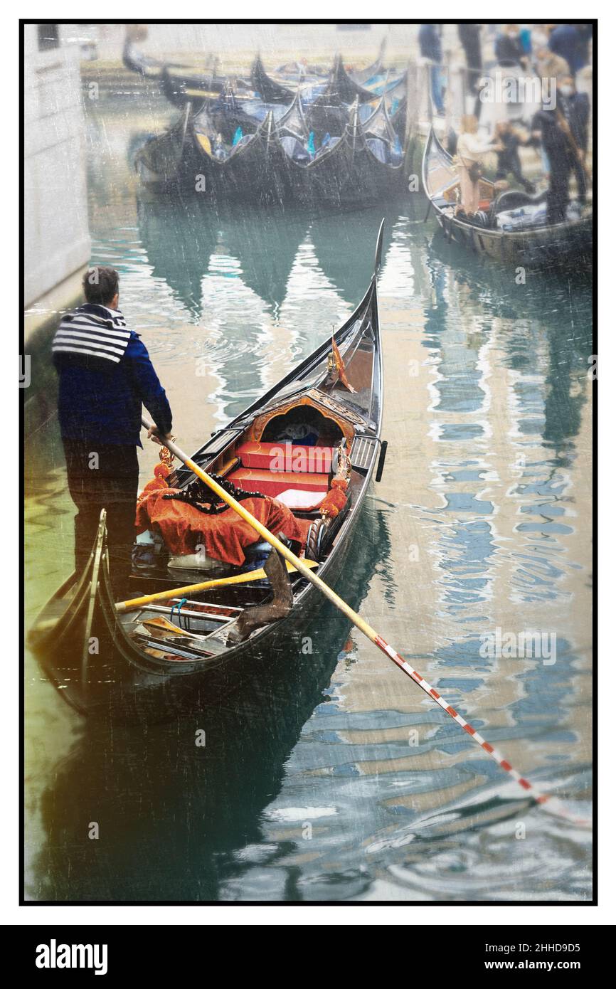 Romantische venezianische Kanäle. Alte enge Gassen von Venedig. Gondel und Gondoliere. Venedig, Italien Stockfoto