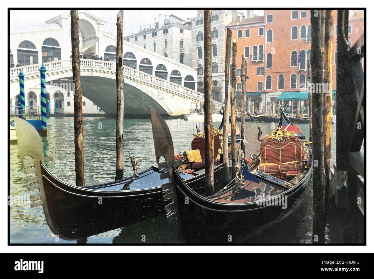 Romantische venezianische Kanäle. Das Alte Venedig. Gondeln und Rialtobrücke. Retro-Stil. Italien Stockfoto