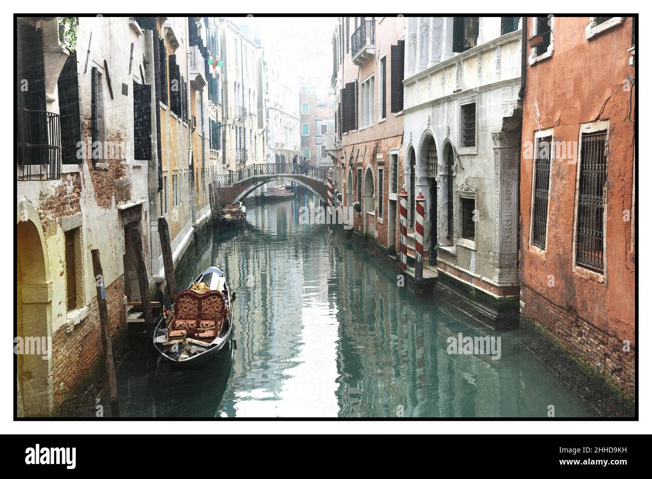 Romantische venezianische Kanäle. Alte enge Gassen von Venedig. Sepia-getöntes Bild im Retro-Stil. Italien Stockfoto