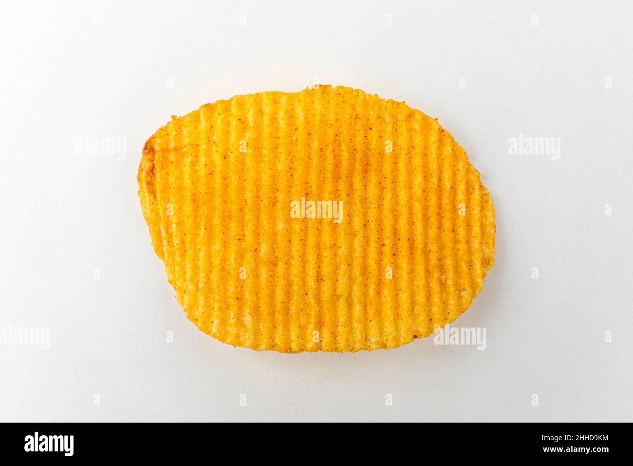 Gewürzte Kartoffelchips auf weißem Hintergrund Stockfoto