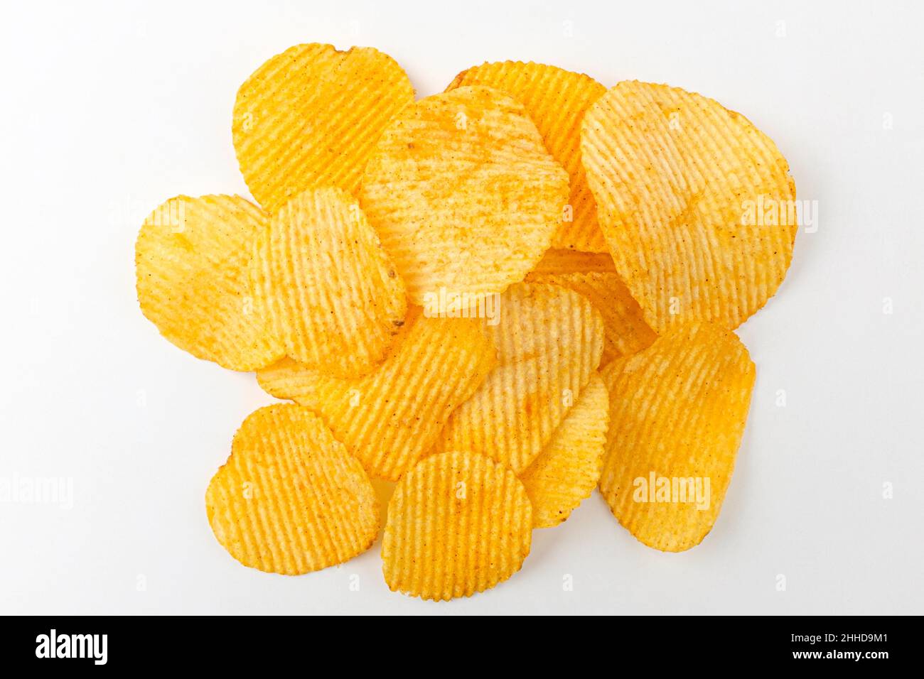 Gewürzte Kartoffelchips auf weißem Hintergrund Stockfoto