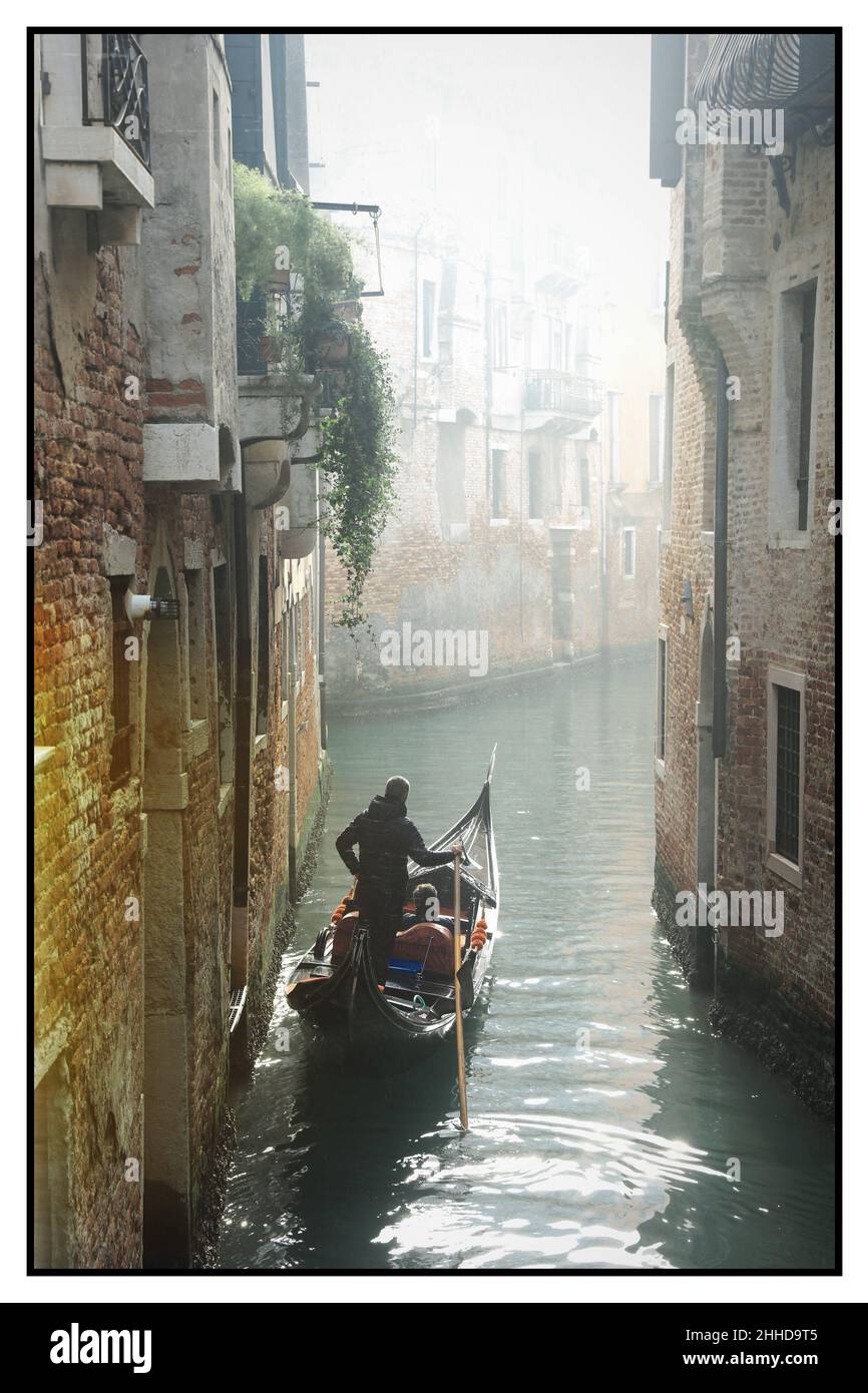 Romantische venezianische Kanäle. Alte enge Gassen von Venedig. Gondelfahrt. Sepia-getöntes Bild im Retro-Stil. Italien Stockfoto