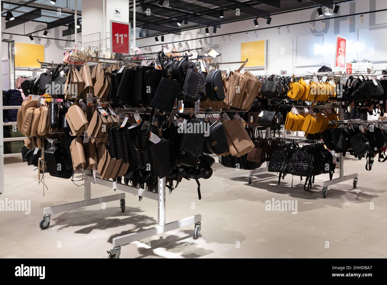 Präsentieren Sie sich mit Ledertaschen und Clutches in einem Geschäft mit modischer Damenbekleidung und Accessoires Stockfoto