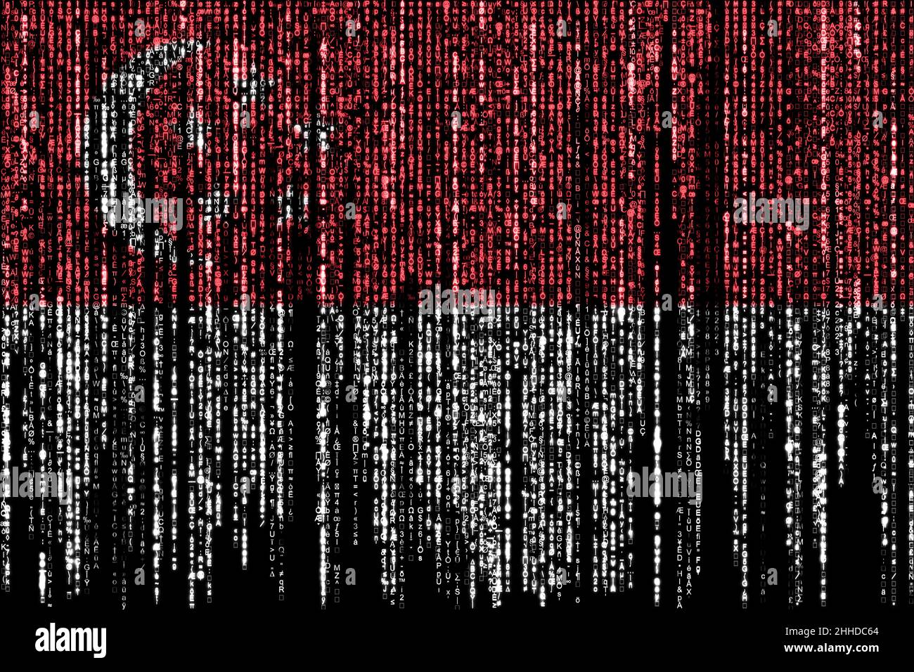 Flagge von Singapur auf einem Computer Binärcodes fallen von oben und verblassen weg. Stockfoto