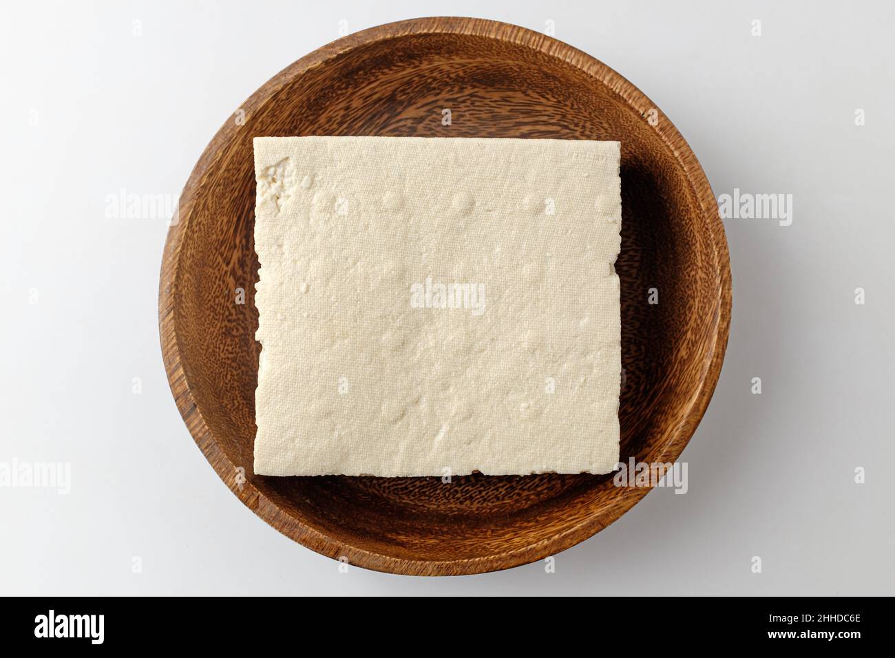 Quadratisches Tofu auf weißem Hintergrund Stockfoto