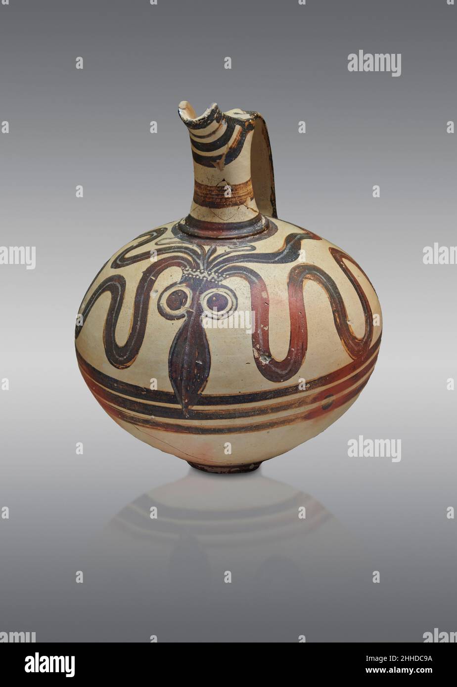 Mykenische Keramik - Terrakotta-Schnabelkrug mit Tintenfisch-Design, Berbati-Kammergrab III, 1350-1300 v. Chr. Archäologisches Museum Nafplio. Gegen grau b Stockfoto