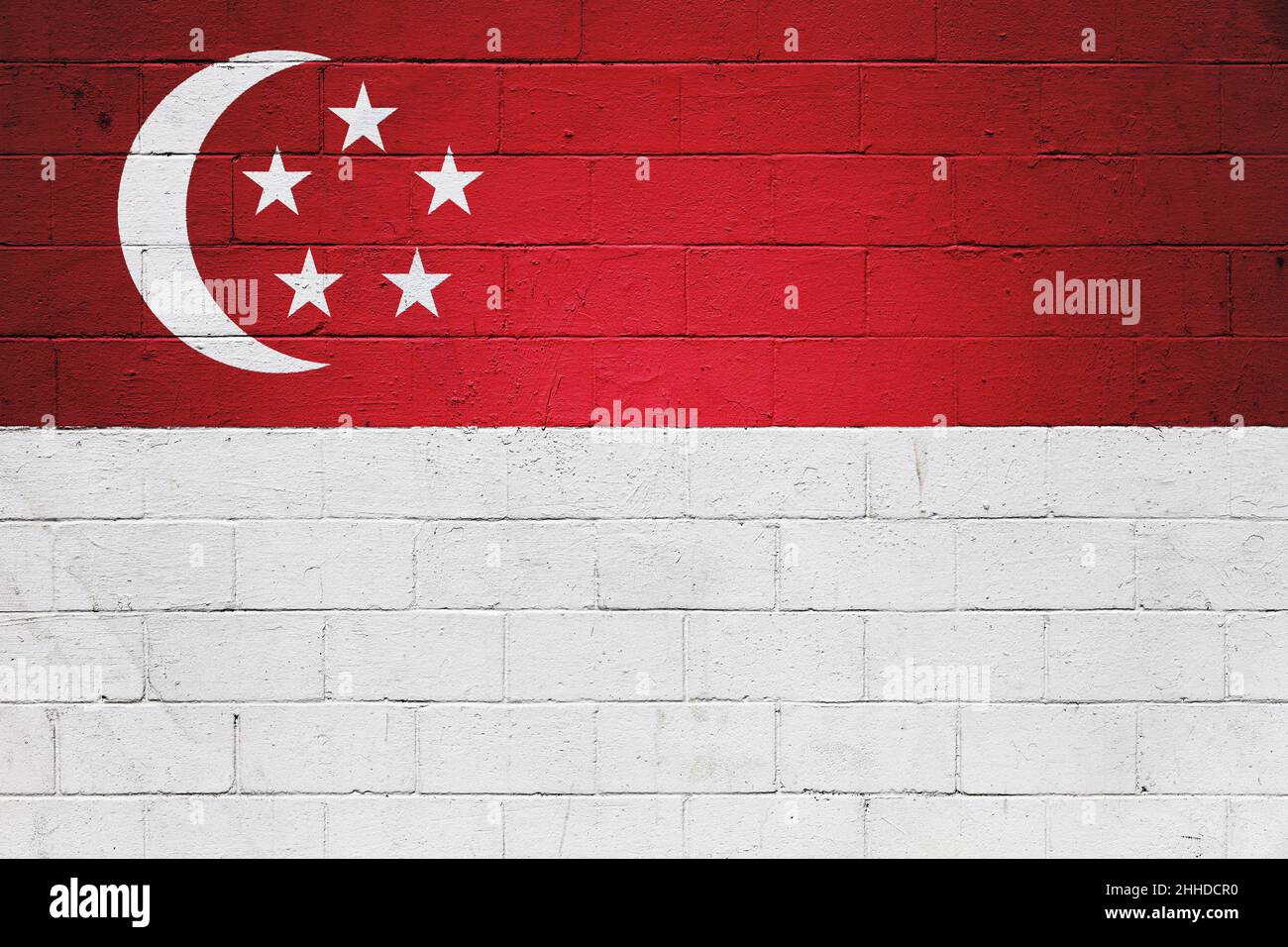 Die Flagge Singapurs auf einer Ziegelmauer gemalt. Stockfoto