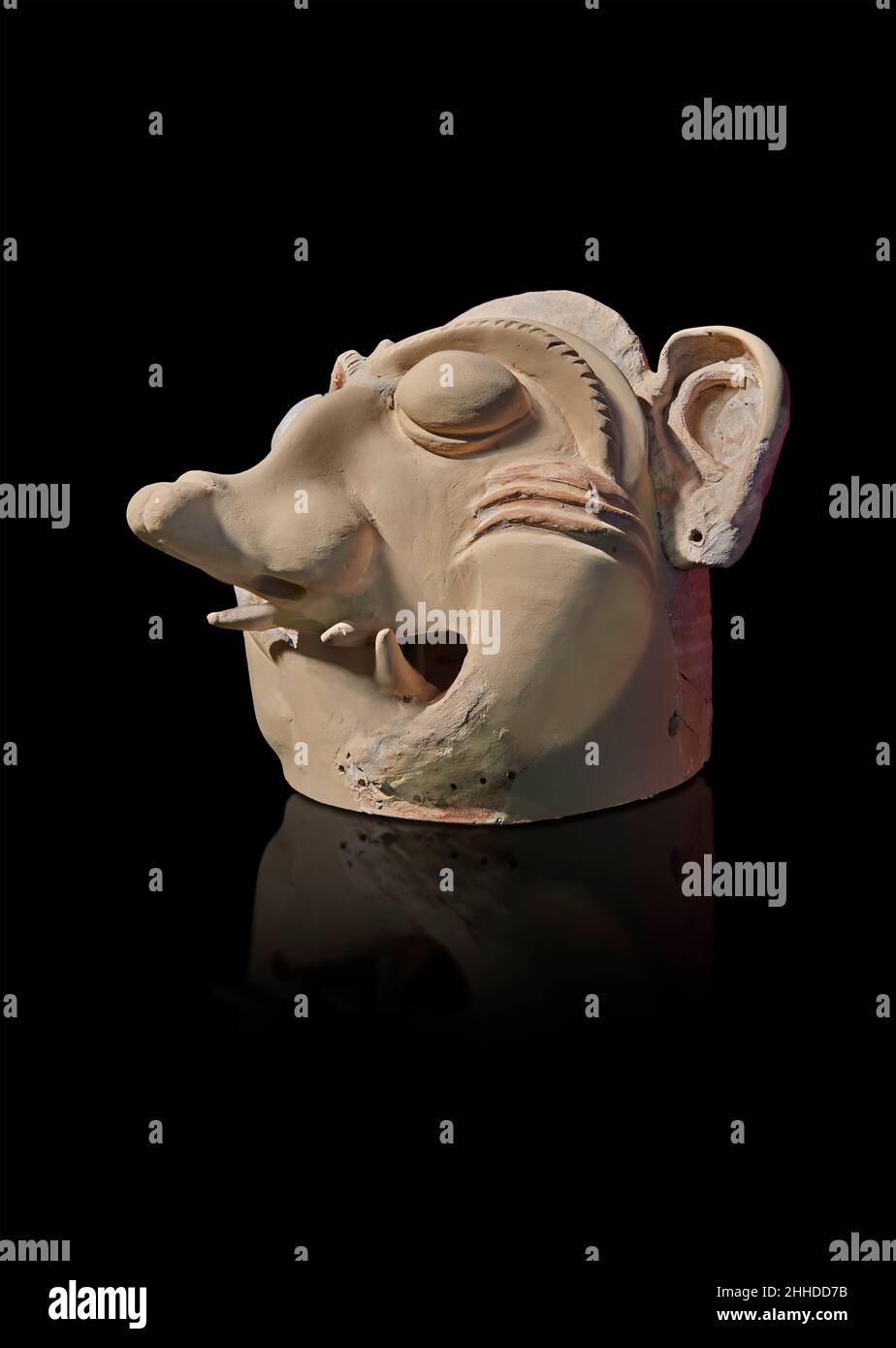 Antike griechische Zeremonialmasken aus Terrakotta mit mythischen Kreaturen, Tiryns, Obere Zitadelle 'Botros', 7th. Jh. v. Chr. Archäologisches Museum Nafplion. Stockfoto