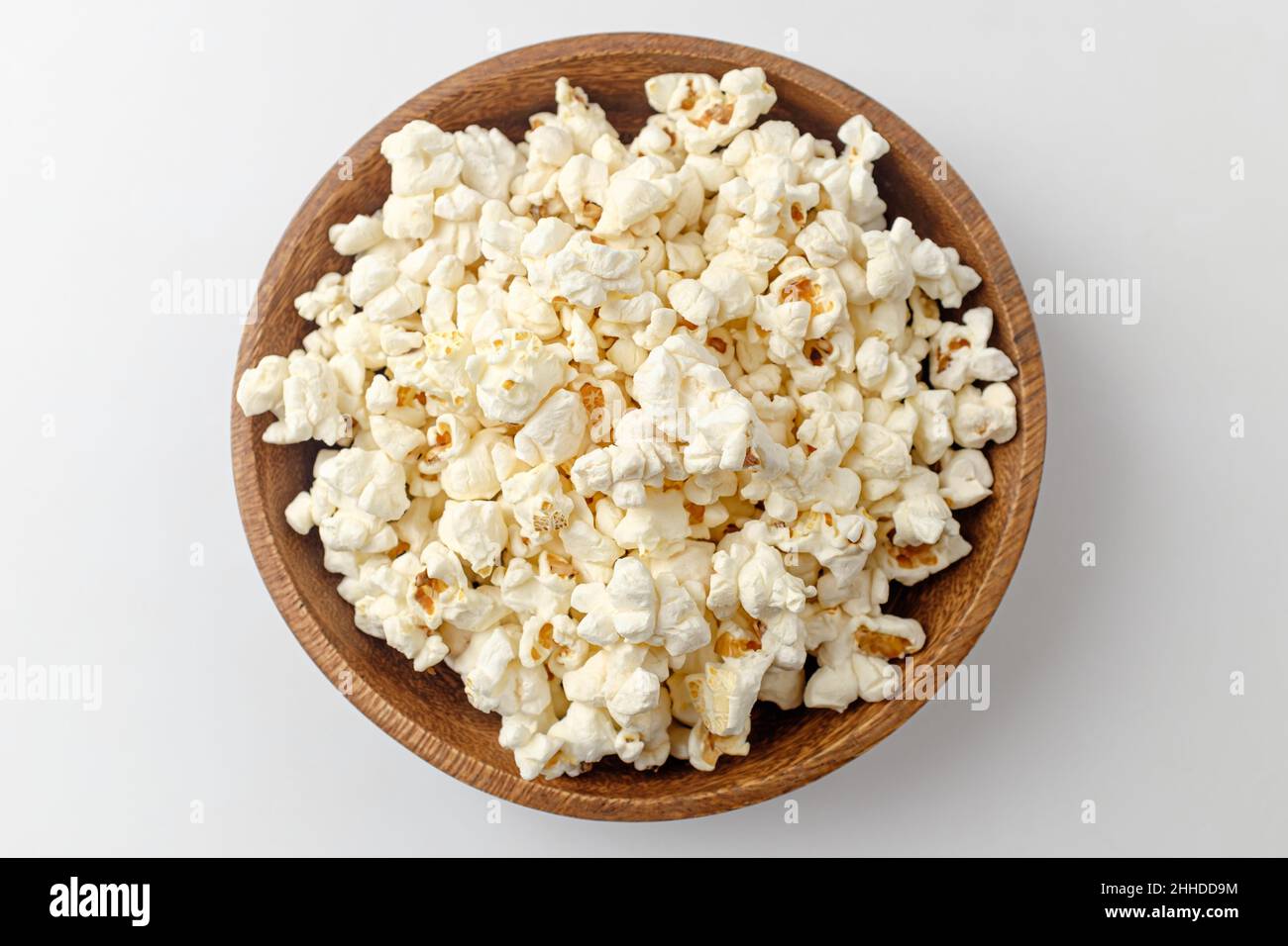 Popcorn aus Mais auf weißem Hintergrund Stockfoto
