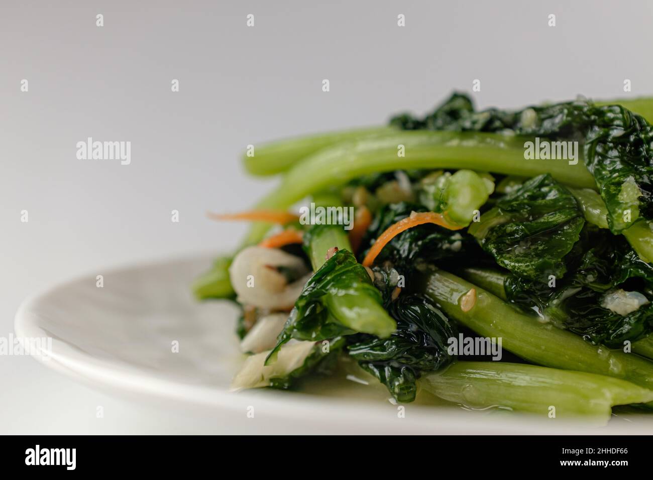 Junge Rettich-Kimchi auf weißem Hintergrund Stockfoto