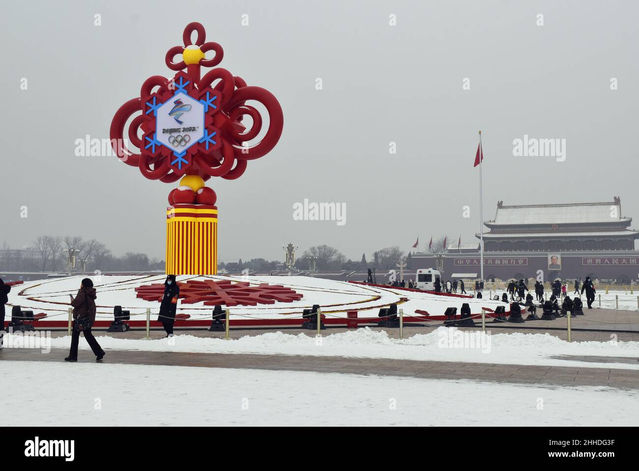 Peking, Peking, China. 24th Januar 2022. Am 23. Januar 2022, mit dem Anbruch der Olympischen Winterspiele, wurde die Stadtlandschaft der Olympischen Winterspiele 2022 in Peking und der Paralympischen Winterspiele im Grunde am 20. Januar fertiggestellt, und viele olympische Winterlandschaften wurden beleuchtet. Das Bild zeigt das Thema Blumenbeet der ''wunderbare Winterolympiade''' auf dem Platz des Himmlischen Friedens. Das Landschaftsdesign integriert die Elemente der Olympischen Winterspiele organisch mit den Elementen des Frühlingsfestes wie Laternen, chinesische Knoten und Fu-Zeichen, um den kulturellen Charme und das Vertrauen der Th voll zu zeigen Stockfoto