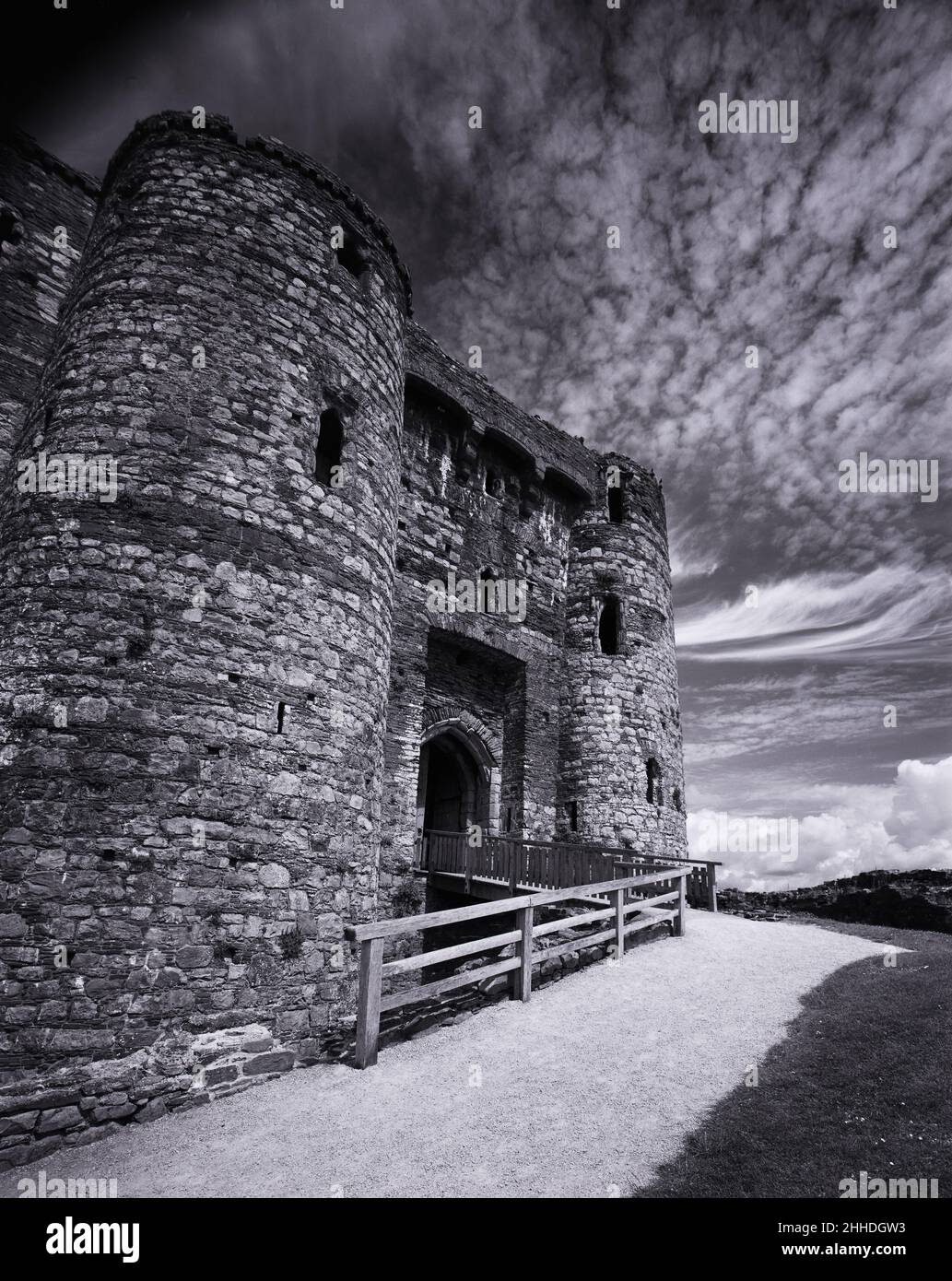 Schwarz-Weiß-Porträt mit dramatischem Winkel Norman Kidwelly Castle, Castell Cydweli Gatehouse Carmarthenshire, Wales UK Gwendraeth Fach Mündung Stockfoto