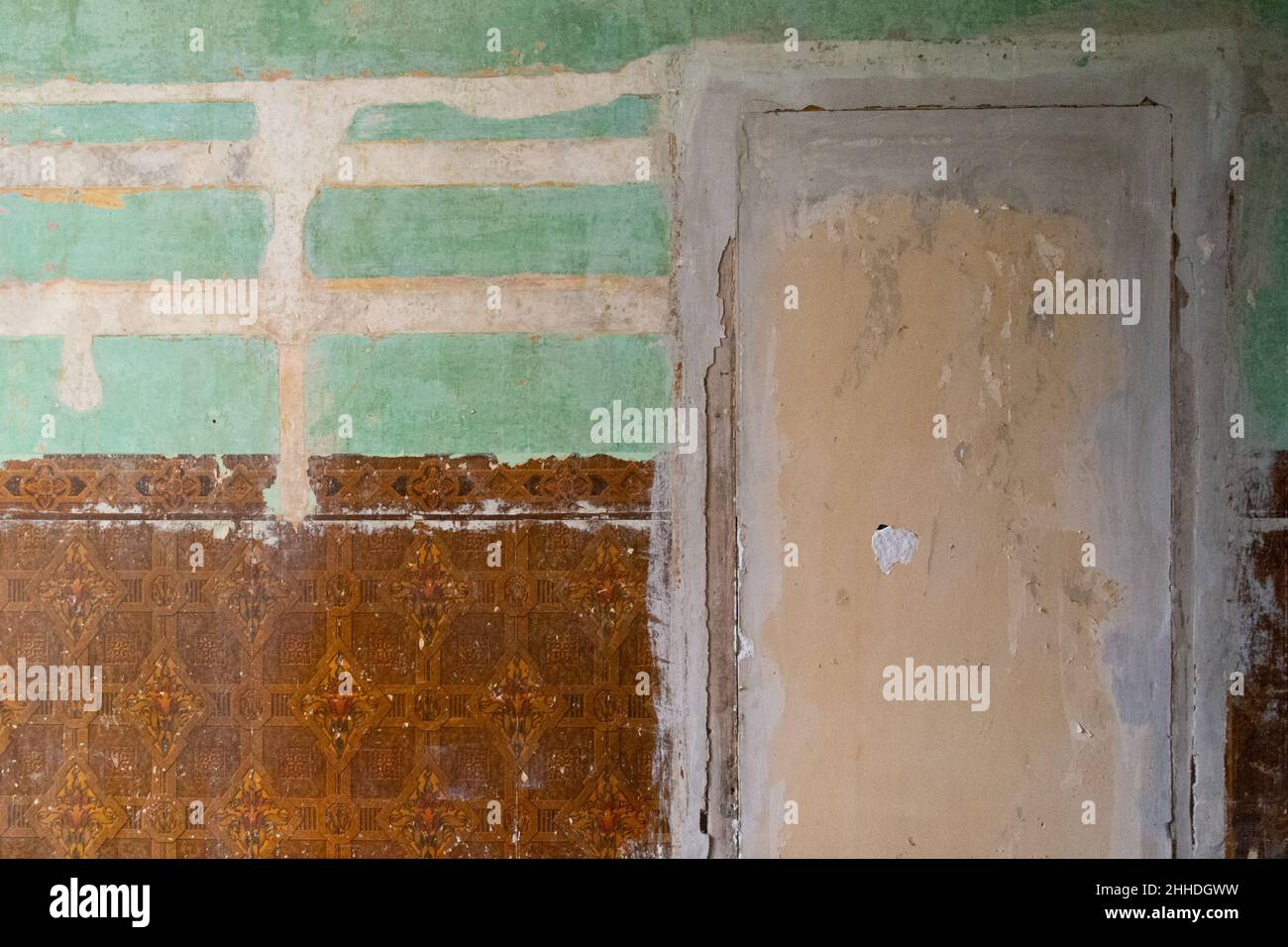 Home dekorieren - Dekorieren altes Haus - Tapete entfernt, um vintage braune Tapete und alte bemalte Wände zu offenbaren und vertaufte Tür - UK Stockfoto