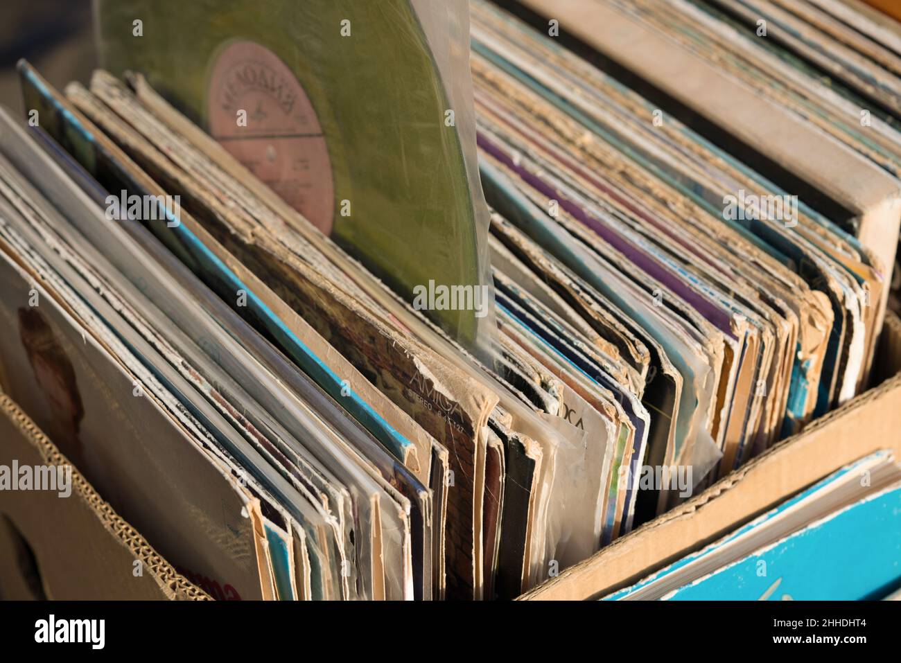 Lviv, Ukraine - 16. Januar 2022 : alte Schallplattensammlung auf Flohmarkt oder Sparmarkt. Original vintage Vinyl Schallplatten. Sammlerstücke Erinnerungsstücke Stockfoto