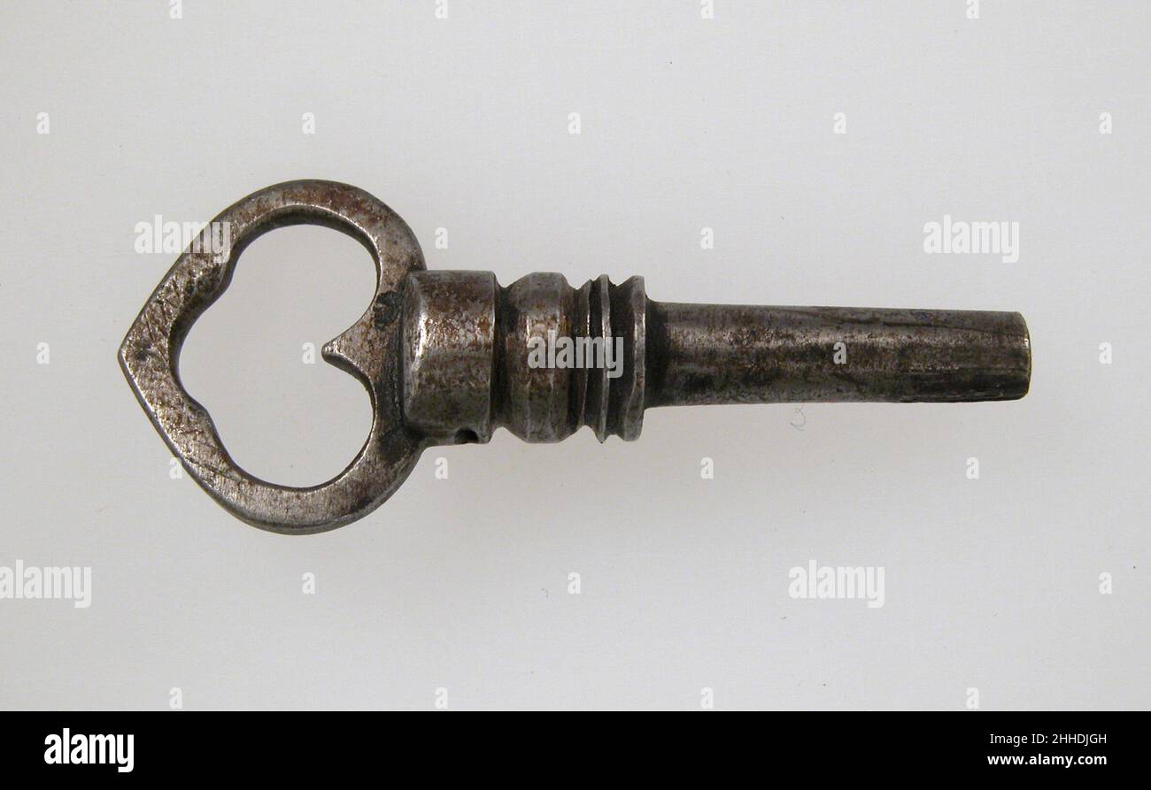 Schlüssel 15th Jahrhundert Deutsch die Dekoration gotischer Eisenschlösser und Schlüssel war oft aufwendig und von höchster Verarbeitungsqualität. Die Motive wurden häufig aus der gotischen Architektur gezogen und reproduzieren im Miniaturmaßstab komplizierte Tracieriemuster und sogar kleine Statuetten. Eine Reihe dieser winzigen Schlösser waren zusammengeschlüssel, einige der Mechanismen waren nicht sichtbar und erforderten zwei oder sogar drei Schlüssel, die nacheinander verwendet wurden, um sie zu öffnen. Es wurde vermutet, dass die stark erweiterte Verwendung von Türschlössern oder Sargträten und anderen Arten von Lagerkisten eine Folge der zunehmenden Urbanisierung war Stockfoto