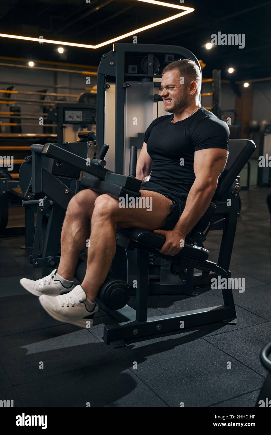 Männliche Bodybuilder trainieren an Fitnessgeräten Stockfoto