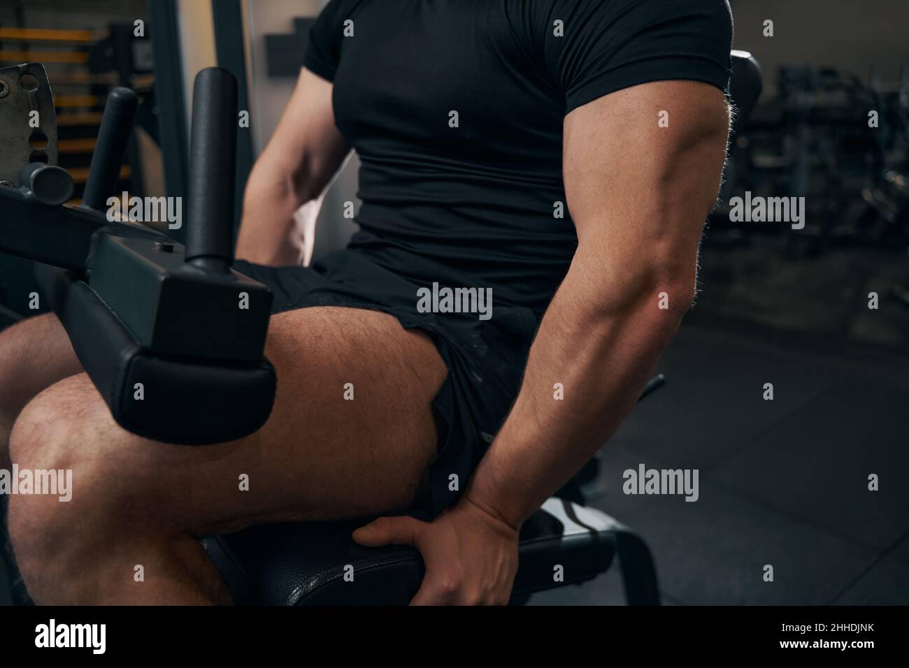 Sportler, die Kraftübungen an Fitnessgeräten durchführen Stockfoto