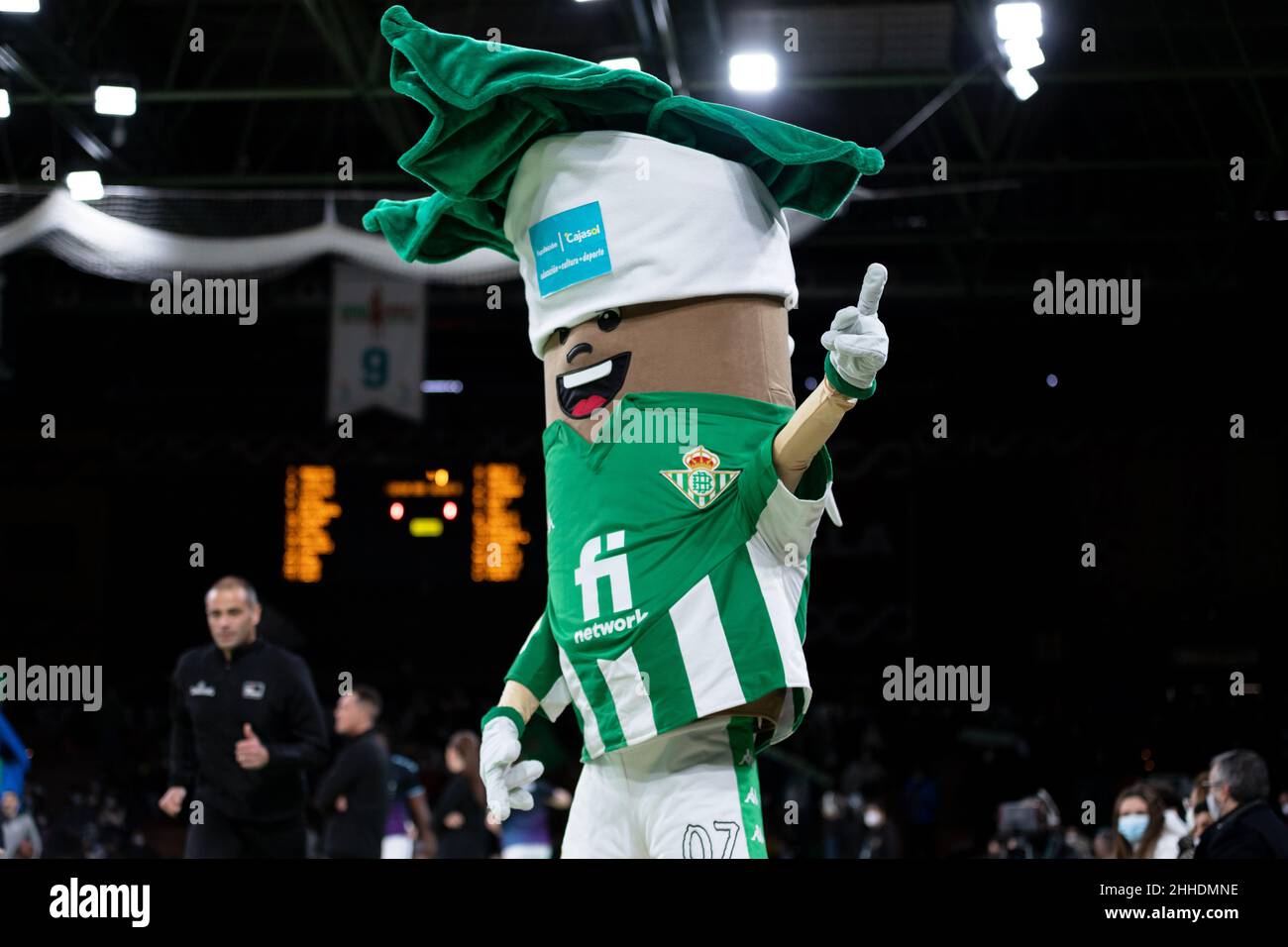 Sevilla, Spanien. 23rd Januar 2022. Palmerin, das offizielle Maskottchen von Real Betis, wurde vor dem Liga-ACB-Spiel zwischen Coosur Real Betis und Surne Bilbao Basket im Sportzentrum San Pablo in Sevilla gesehen. (Foto: Mario Diaz Rasero Kredit: Gonzales Foto/Alamy Live News Stockfoto