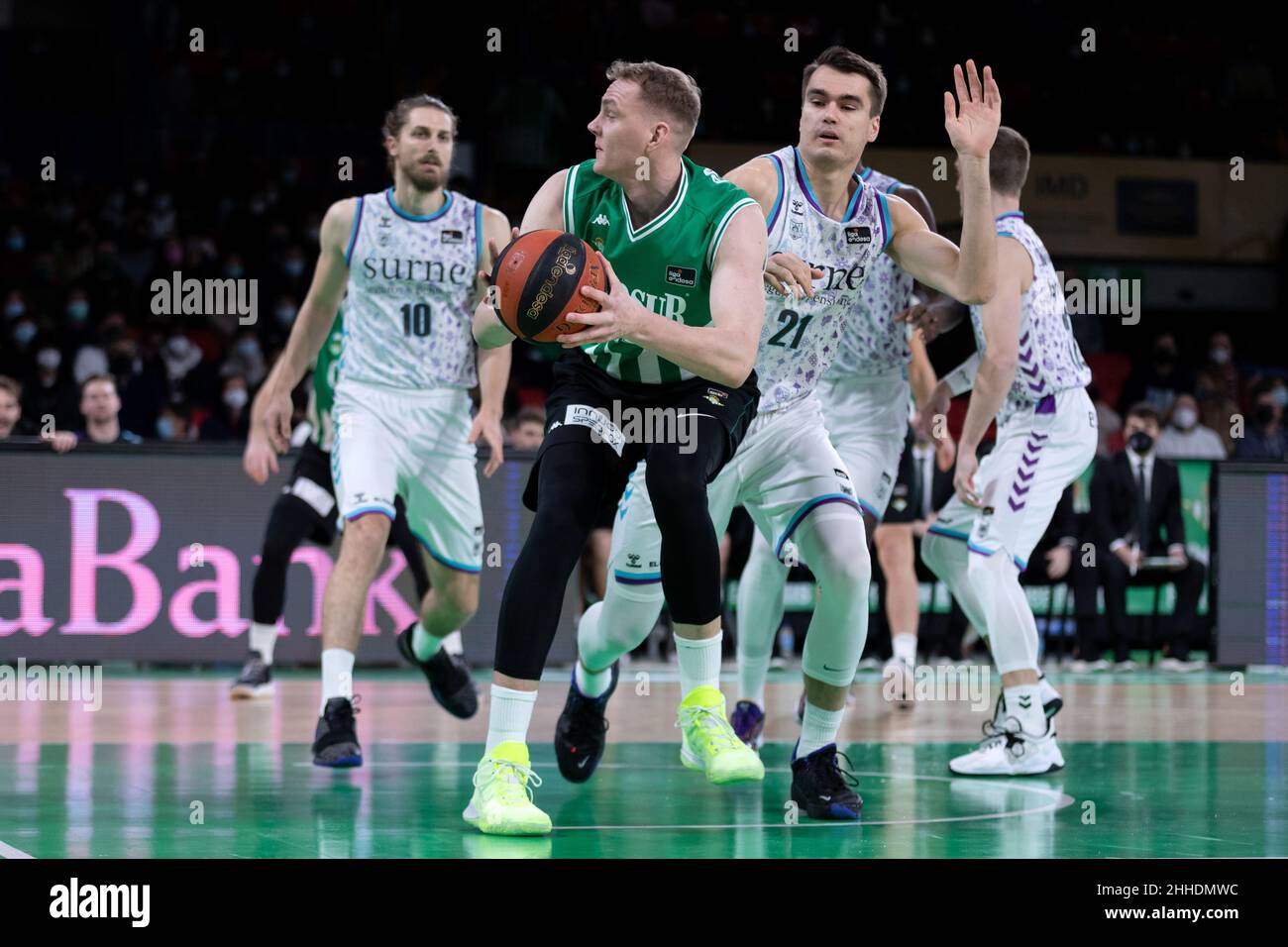 Sevilla, Spanien. 23rd Januar 2022. Anzejs Pasecniks (14) von Coosur Real Betis und Gytis Masiulis (21) von Surne Bilbao Basket während des ACB-Spiels zwischen Coosur Real Betis und Surne Bilbao Basket im Sportzentrum San Pablo in Sevilla. (Foto: Mario Diaz Rasero Kredit: Gonzales Foto/Alamy Live News Stockfoto