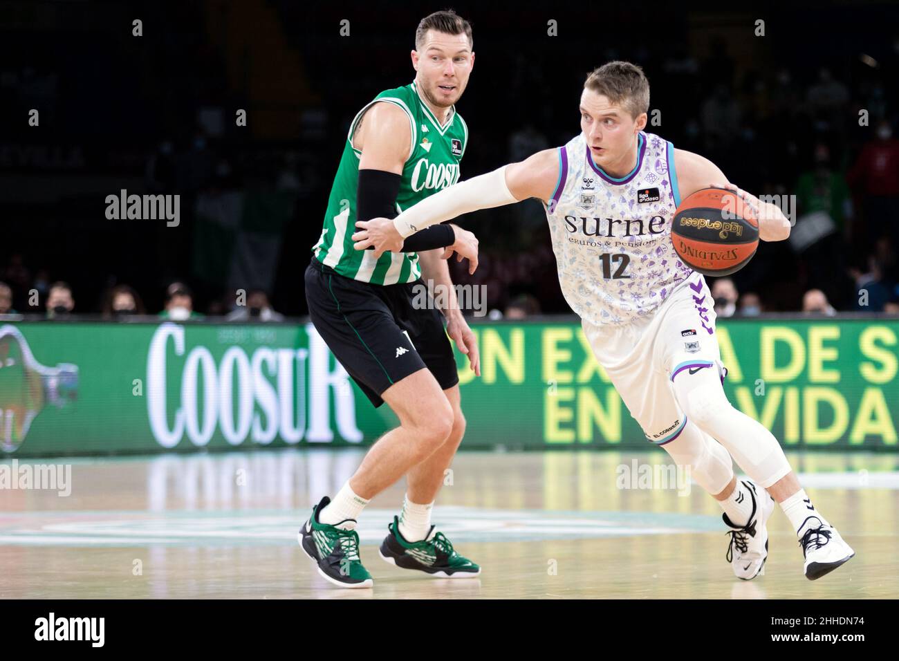 Sevilla, Spanien. 23rd Januar 2022. Ludde Hakanson (12) von Surne Bilbao Basket und Dairis Bertans (6) von Coosur Real Betis während des Liga-ACB-Spiels zwischen Coosur Real Betis und Surne Bilbao Basket im Sportzentrum San Pablo in Sevilla. (Foto: Mario Diaz Rasero Kredit: Gonzales Foto/Alamy Live News Stockfoto