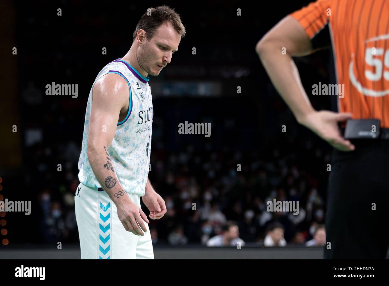 Sevilla, Spanien. 23rd Januar 2022. Rafael Luz (5) von Surne Bilbao Basket, gesehen während des Liga-ACB-Spiels zwischen Coosur Real Betis und Surne Bilbao Basket im San Pablo Sports Center in Sevilla. (Foto: Mario Diaz Rasero Kredit: Gonzales Foto/Alamy Live News Stockfoto