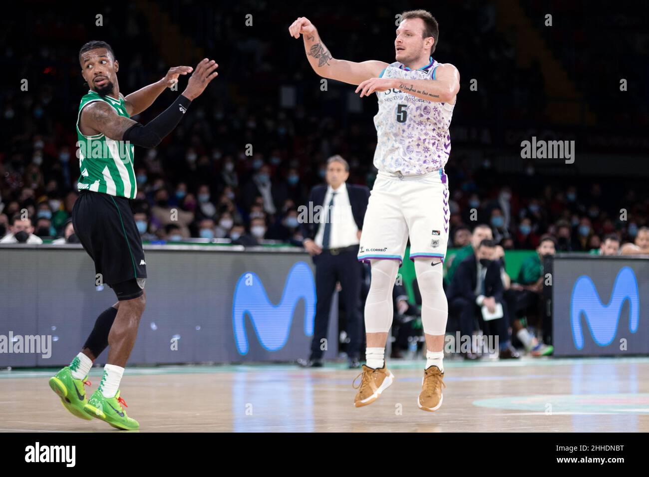 Sevilla, Spanien. 23rd Januar 2022. Rafael Luz (5) von Surne Bilbao Basket und Shannon Evans (11) von Coosur Real Betis während des Liga-ACB-Spiels zwischen Coosur Real Betis und Surne Bilbao Basket im Sportzentrum San Pablo in Sevilla. (Foto: Mario Diaz Rasero Kredit: Gonzales Foto/Alamy Live News Stockfoto