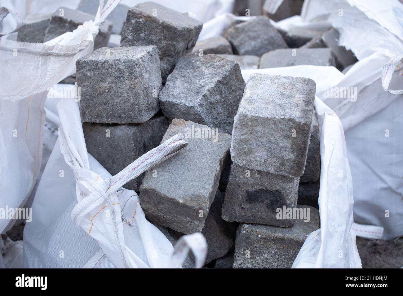 Die Kopfsteinpflaster, Steinsettfläche, Pflasterung in der Altstadt von Posen, Re-Pflasterung, Wiederaufbauarbeiten. Stockfoto