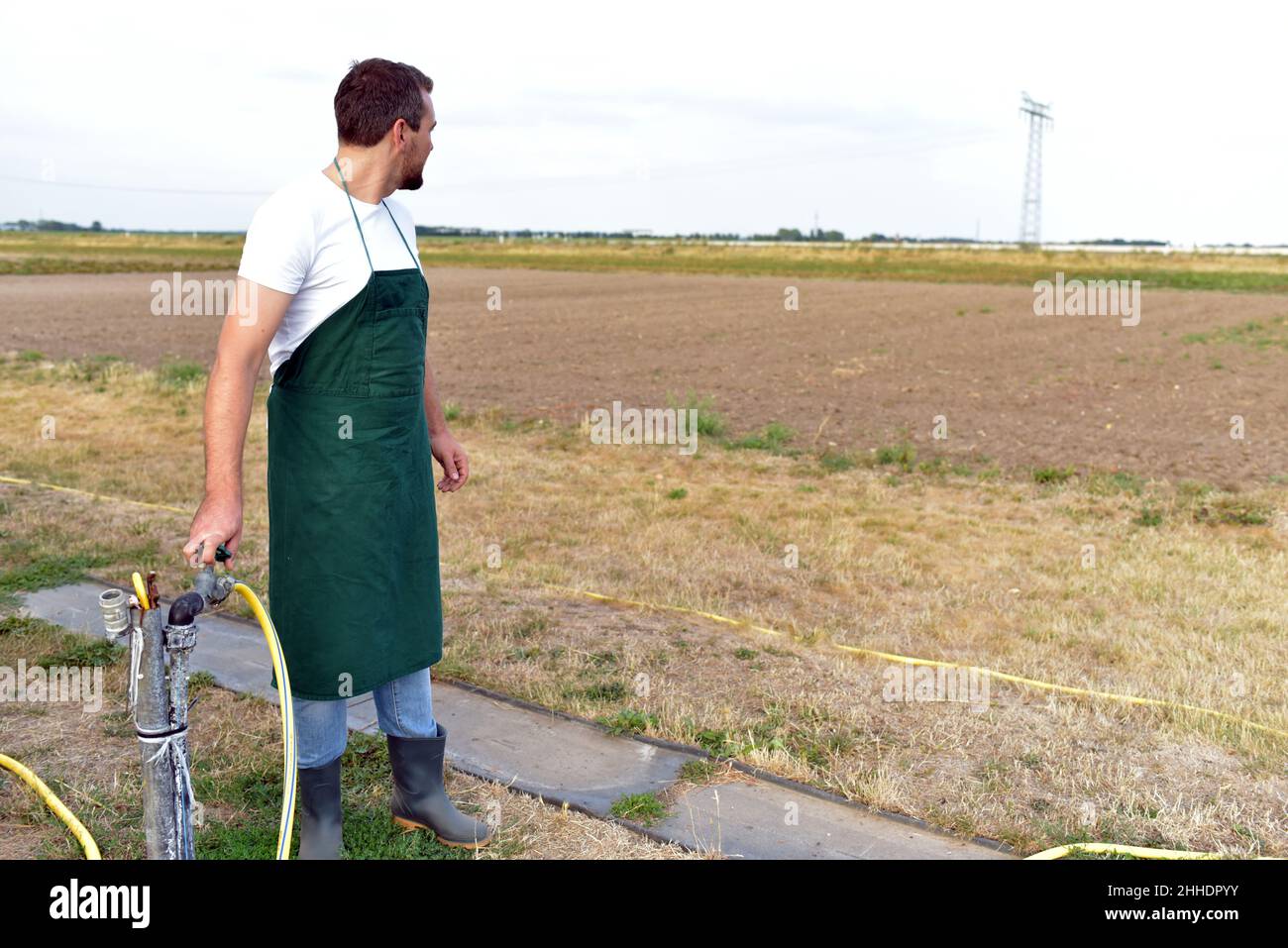 Trockenheit in der Landwirtschaft - Landwirt auf einem trockenen Feld auf dem Bauernhof Stockfoto