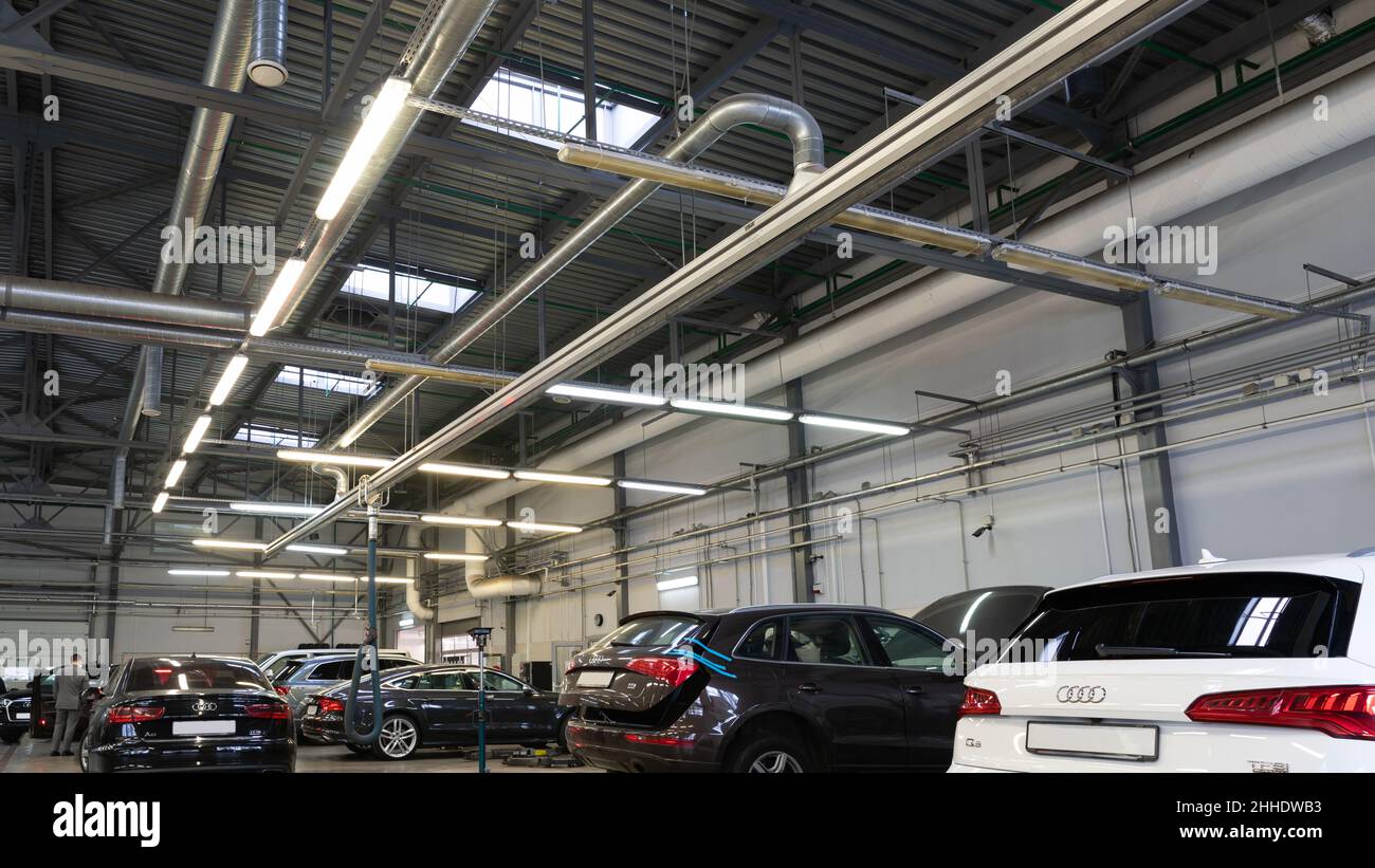 Minsk, Weißrussland - 05. Jan 2022: Reparaturwerkstatt mit Audi Autos warten auf Reparatur Stockfoto