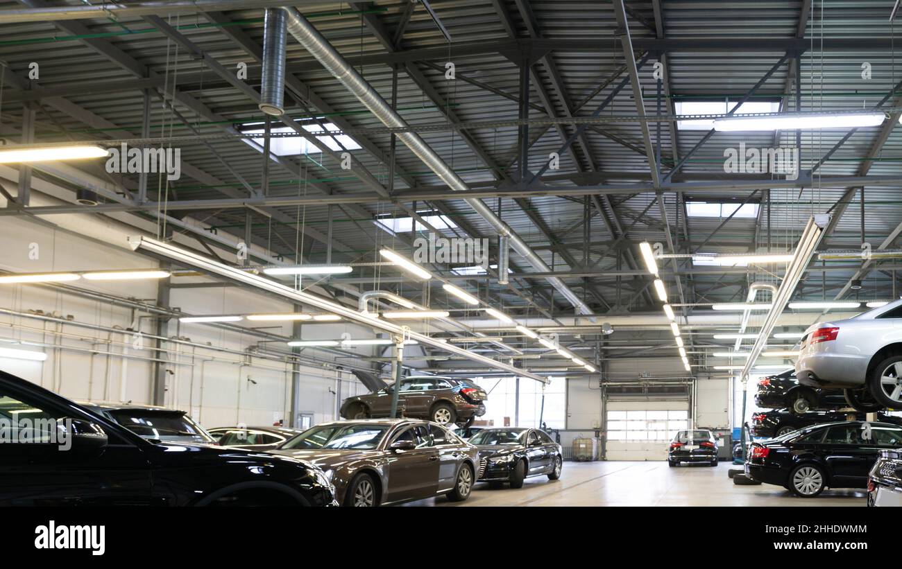 Minsk, Weißrussland - 05. Jan 2022: Innenraum der Autowerkstatt mit vielen Autos Stockfoto