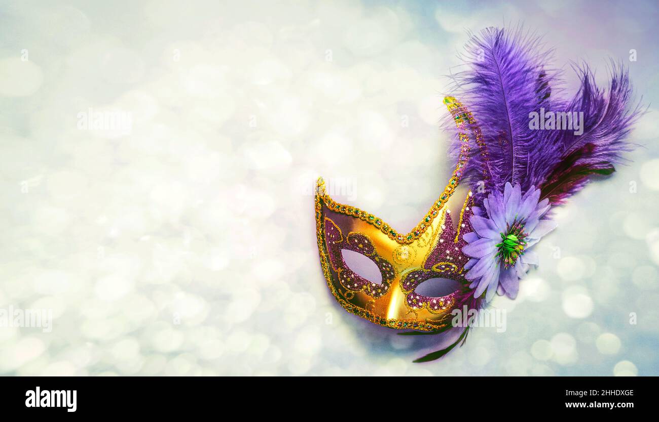 Venezianische Karnevalsmaske mit Kopierraum über hellem lila Lichtern Hintergrund. Konzept der Karnevalsfeier Stockfoto