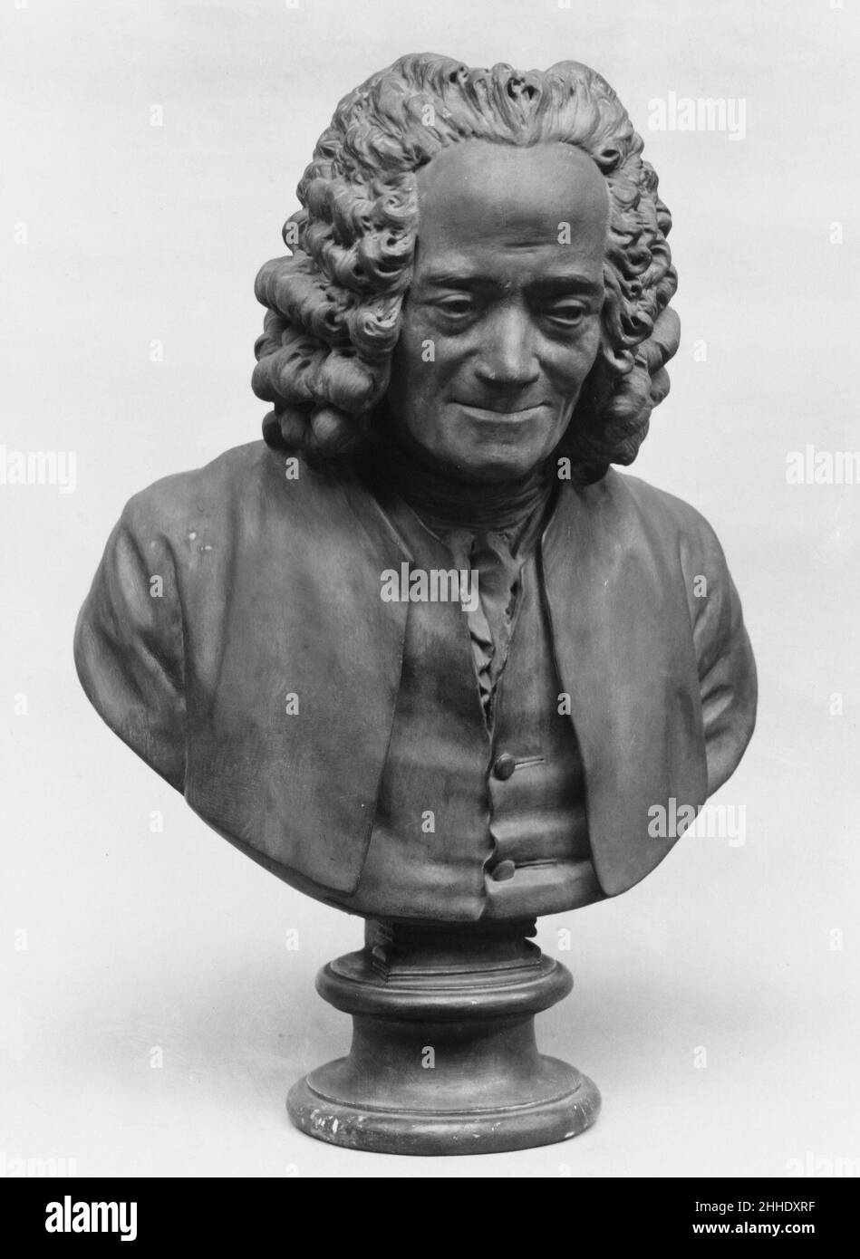 Voltaire (Marie François Arouet, 1694–1778) Ende des 18th. Jahrhunderts, nach dem Modell von 1778 nach einem Modell von Jean Antoine Houdon Französisch Obwohl viele ausländische Gäste Houdon (wie Kaiserin Catherine), sowie einige private Sammler von fortgeschrittenen Geschmack, Der Bildhauer bevorzugte das strenge á l'antique Porträtformat seiner Diderot und die ursprüngliche Voltaire-Büste, aber auch andere, aufwändigere Versionen. Dieser Typ, á la française genannt, folgte bald auf den Fersen der ersten Version. Houdon verwendet das gleiche transfixierende Bild des Gesichts, das für die Herstellung des klassischen Modells verwendet wurde, aber hier surroun Stockfoto