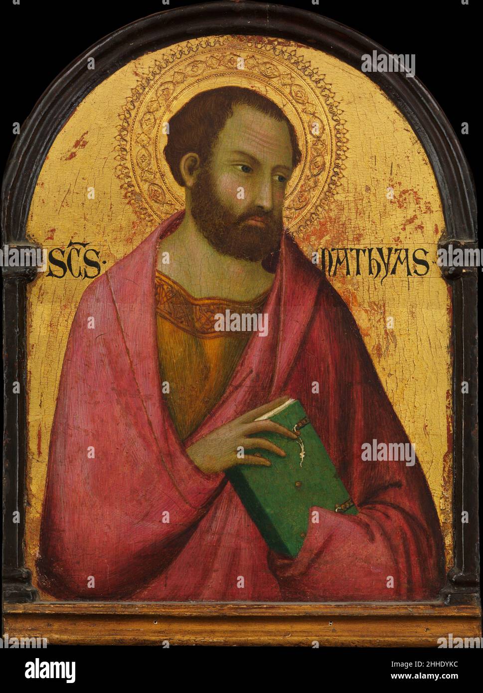 St. Matthias Ca. 1317–19 Workshop von Simone Martini Italienisch sechs weitere Panels aus der Serie sind bekannt. Alle gehörten im 19. Jahrhundert dem deutschen Maler und Sammler Johann Anton Ramboux und bildeten entweder die Predella oder eine Figurenreihe über den Haupttafeln eines Altars. Die Heiligen wurden ursprünglich auf einer der Tafeln gemalt sind original, wurden aber mit einem anomalen Braun gemalt). Die Zahlen basieren auf Cartoons, die Simone im Jahr 1320s vorbereitet hat, aber die Hinrichtung wurde sicherlich Assistenten anvertraut. Die Paneele haben unter früheren Reinigungsarbeiten gelitten. St. Matthias 437678 Stockfoto