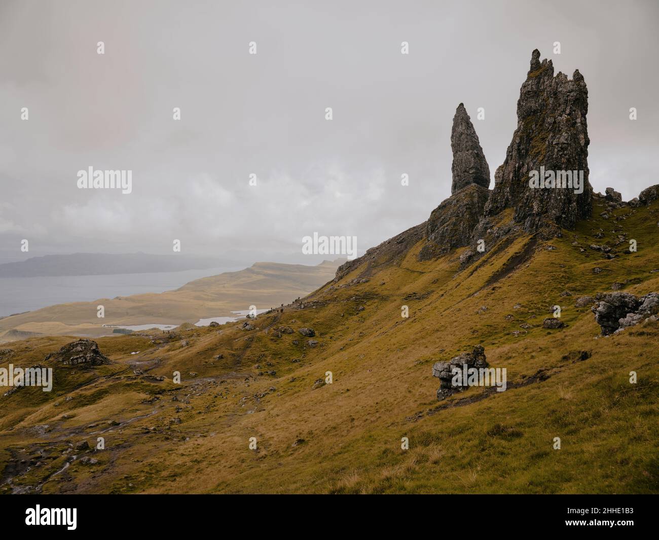 The Old man of Storr Herbstlandschaft der beliebten Touristenwanderung auf der Trotternish Peninsula, Isle of Skye Scotland UK - Tourismus-Wanderung Stockfoto