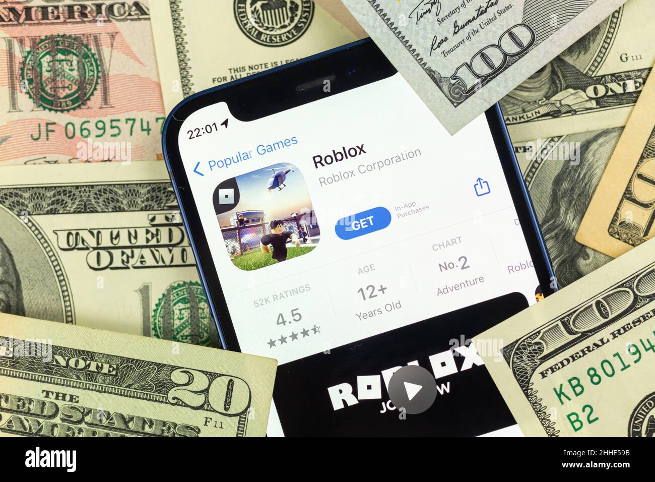 Charkow, Ukraine - 19. Januar 2022: Roblox mobile Spiel-App und Geld-Hintergrund-Foto Stockfoto