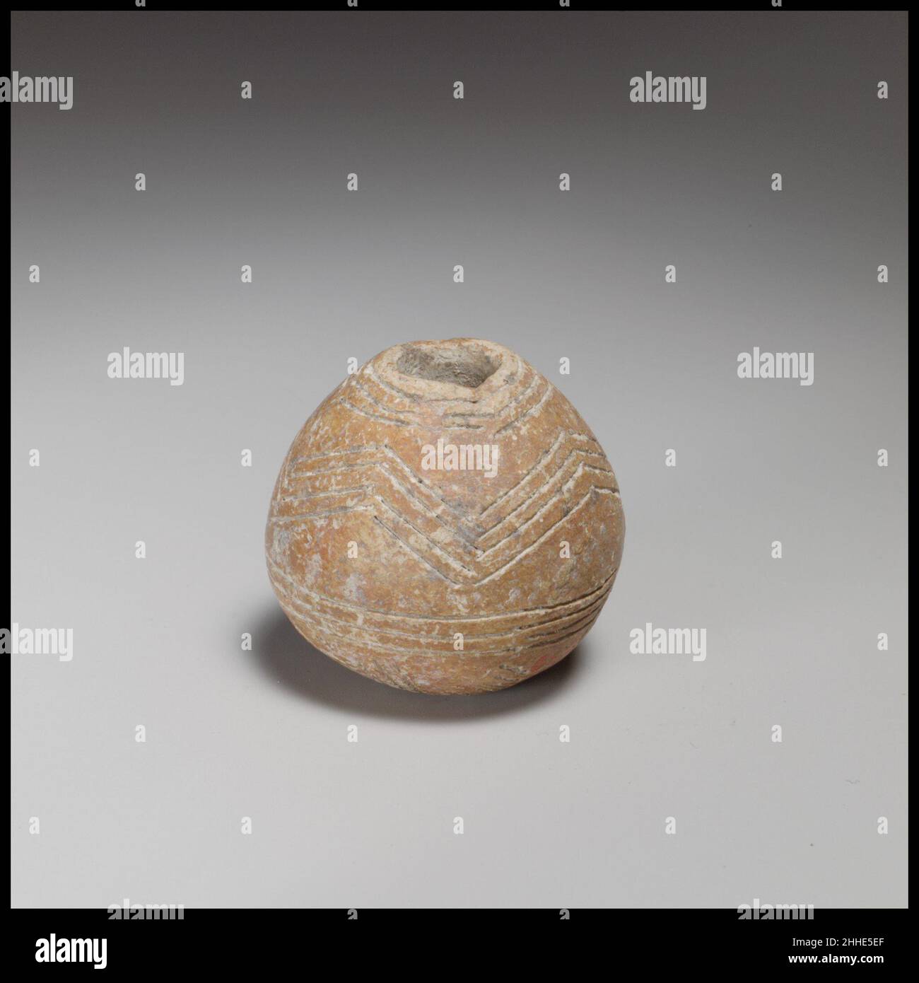 Kugelspindel-Whorl ca. 2000–1800 v. Chr. zypriotische Spindelwirbel unterstützten die Herstellung von Gewändern und Bettwäsche. Sie wurden in Gräbern platziert, vielleicht, damit der Verstorbene im Jenseits weiter Wolle spinnen konnte. Kugelspindel-Whorl 240508 Stockfoto