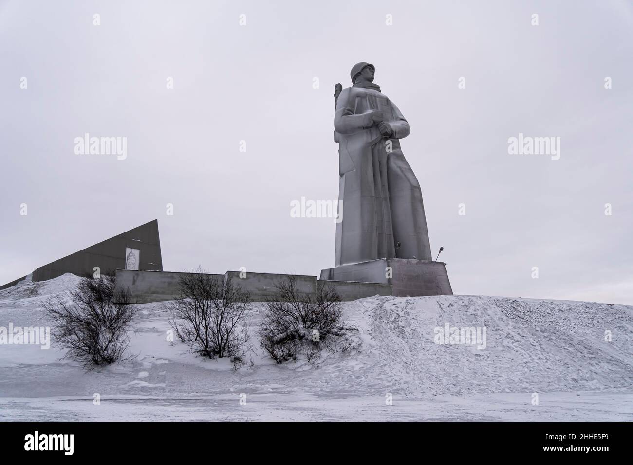 Sehenswürdigkeiten der Stadt. Blick auf das Denkmal der Verteidiger der Arktis, das wichtigste Symbol der Stadt an einem kurzen Wintertag. Stockfoto