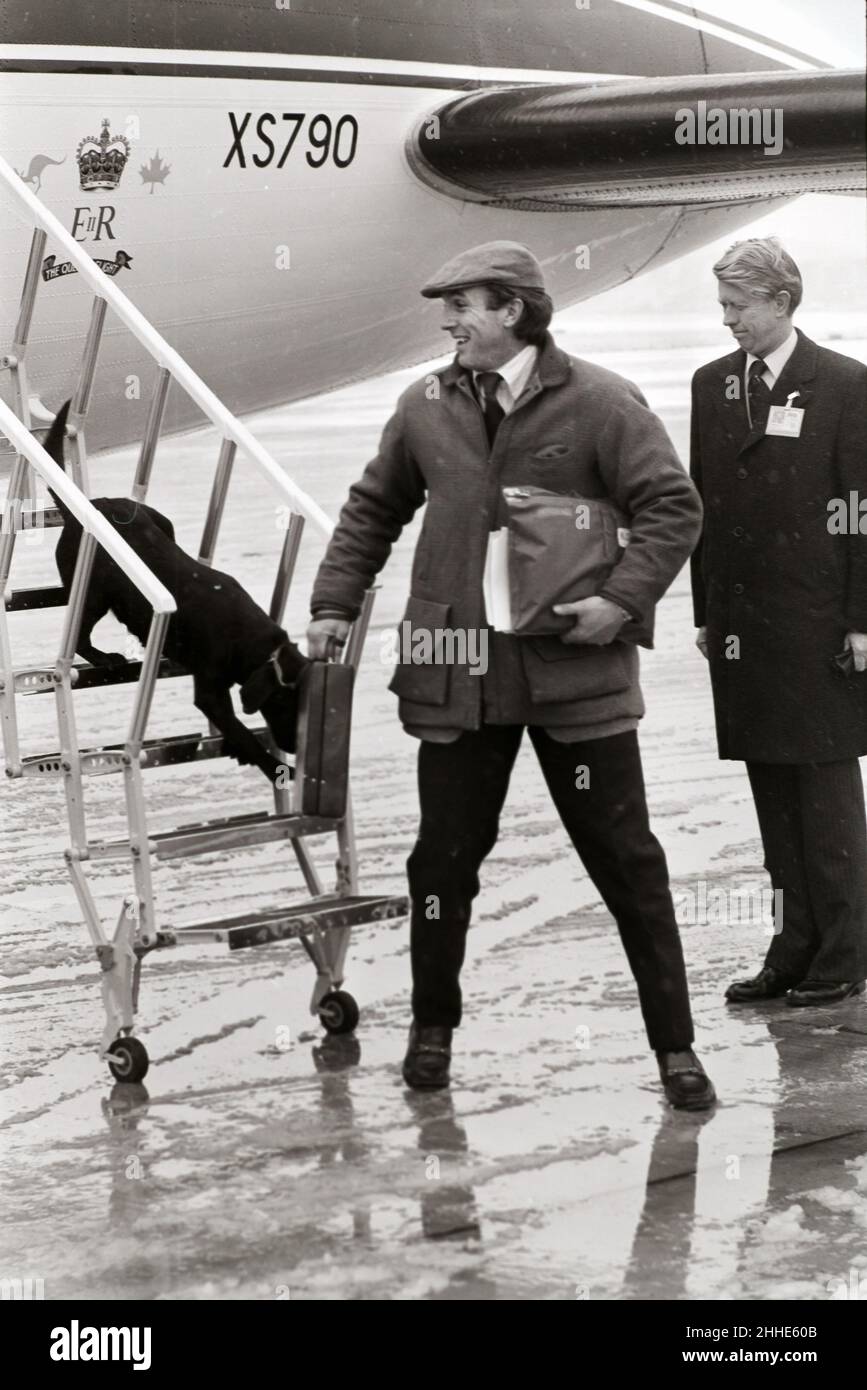 Timothy Laurence und Royal Family kommen am 1981. Dezember aus Aberdeen am Flughafen Heathrow an Stockfoto