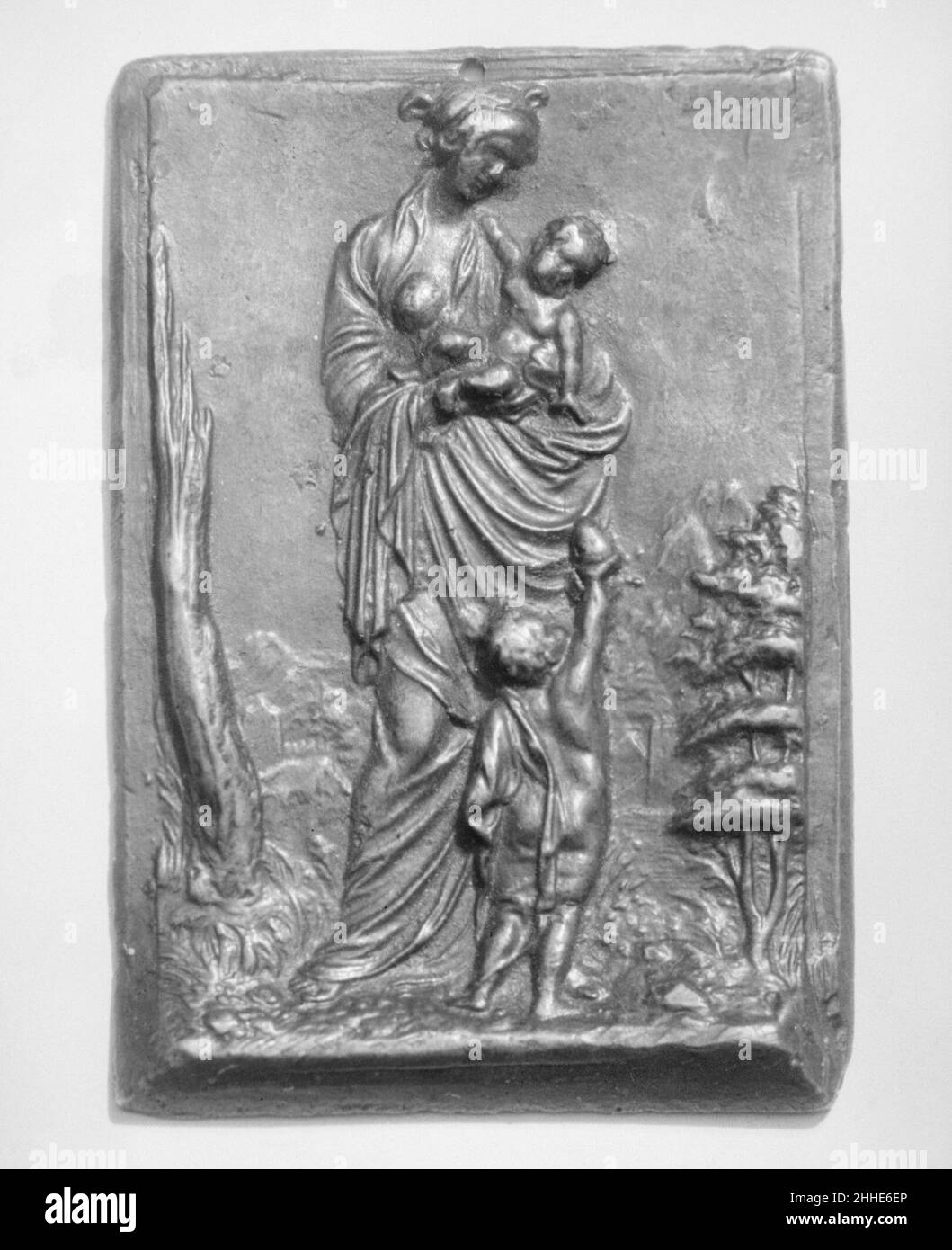 Wohltätigkeitsorganisation Ca. 1540 Peter Flötner Deutsch Diese Plakette stammt aus einer Reihe der Sieben Tugenden. Charity hält ein Kind, während ein anderer greift, um einen Apfel anzubieten. Die Frau ist teilweise von ihrem leuchtenden Draperie bedeckt, der in kurvenohrige Falten fällt. Gelegentlich wurde diese Art von Plaquette in Gold und Messing dupliziert; sie wurden oft verwendet, um Gefäße und Einrichtungsgegenstände zu schmücken. Wohltätigkeitsorganisation 195445 Stockfoto