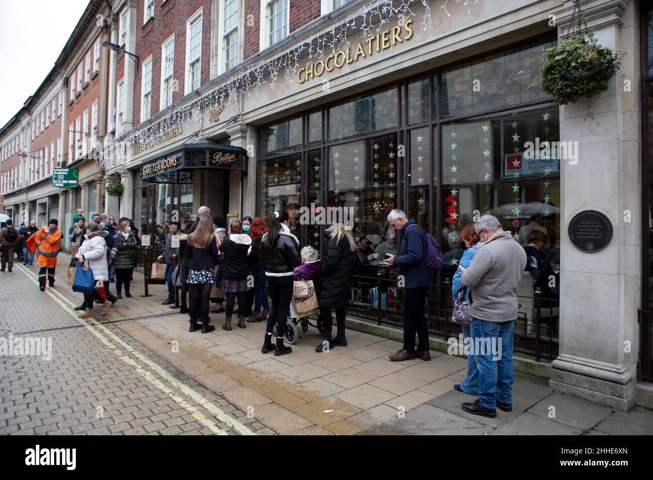 Vor dem Bettys Cafe und den Tea Rooms in der Stadt York in North Yorkshire bilden sich Warteschlangen, da die Gaststätten im gesamten Vereinigten Königreich auf der lea immer geschäftiger werden Stockfoto