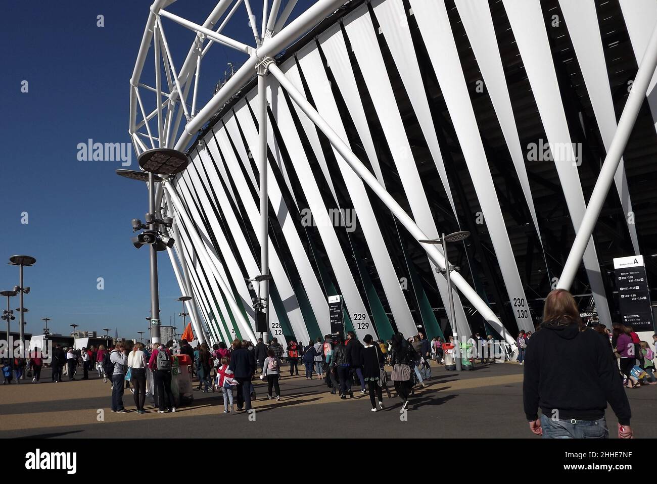 Vor dem Olympiastadion im Queen Elizabeth Park, London, während der Paralympischen Spiele 2012 Stockfoto