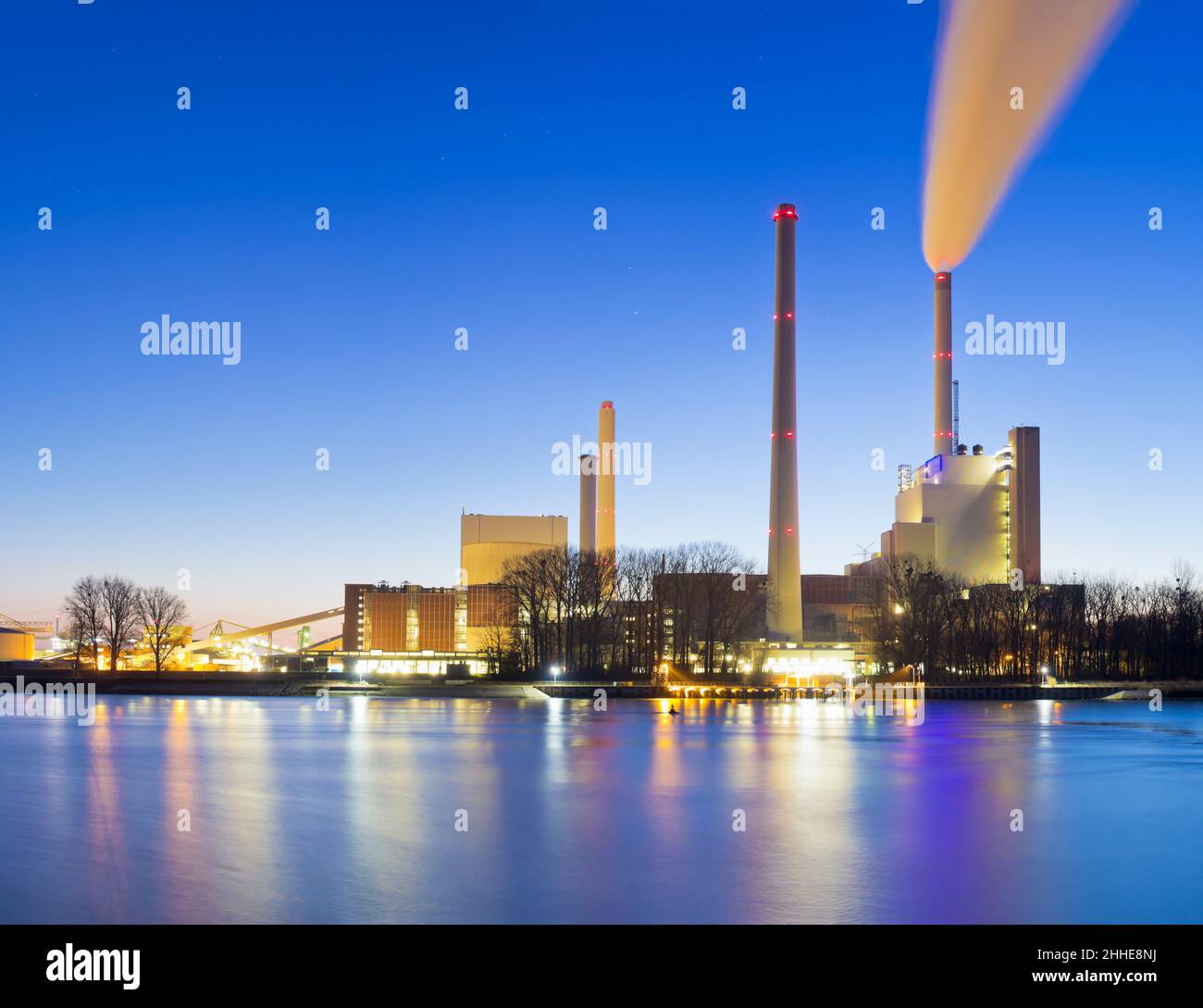 Kohlekraftwerk an einem Fluss mit blauem Himmel Stockfoto