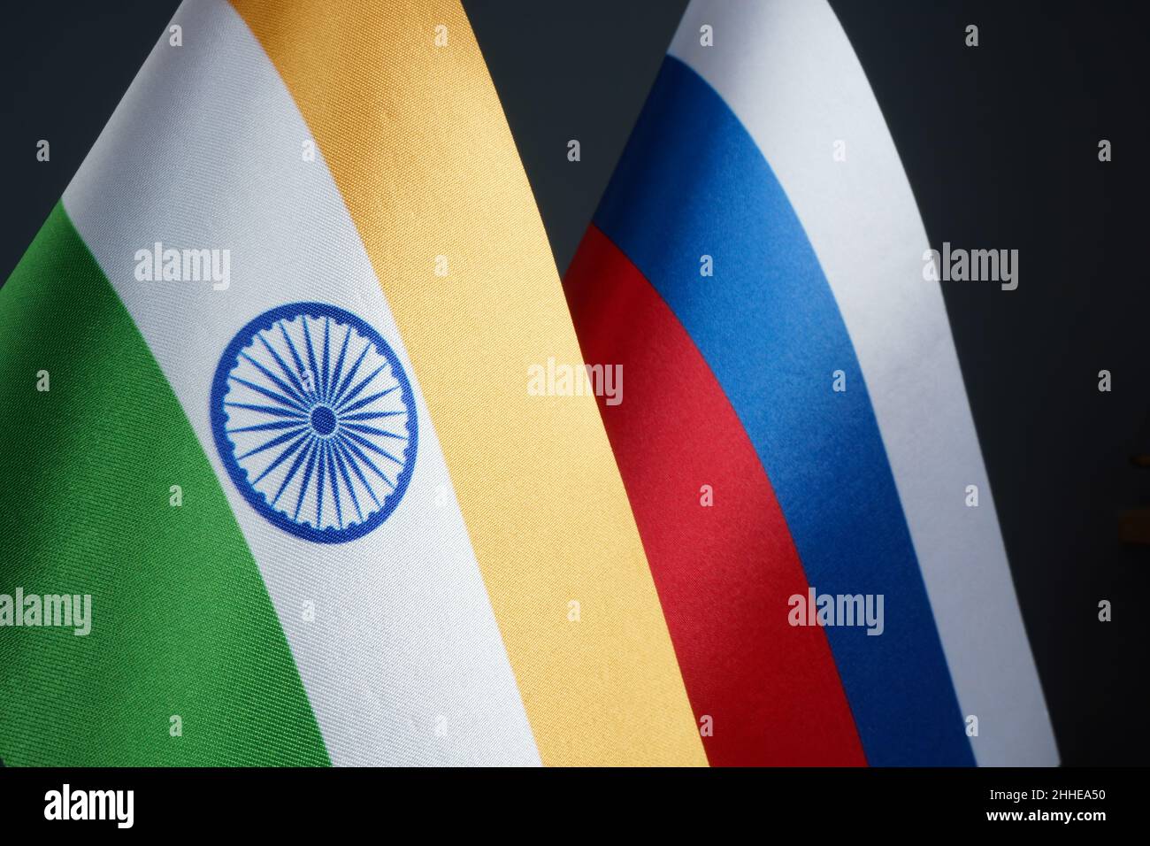 Flagge Indiens und der Russischen Föderation. Symbol für diplomatische Beziehungen. Stockfoto