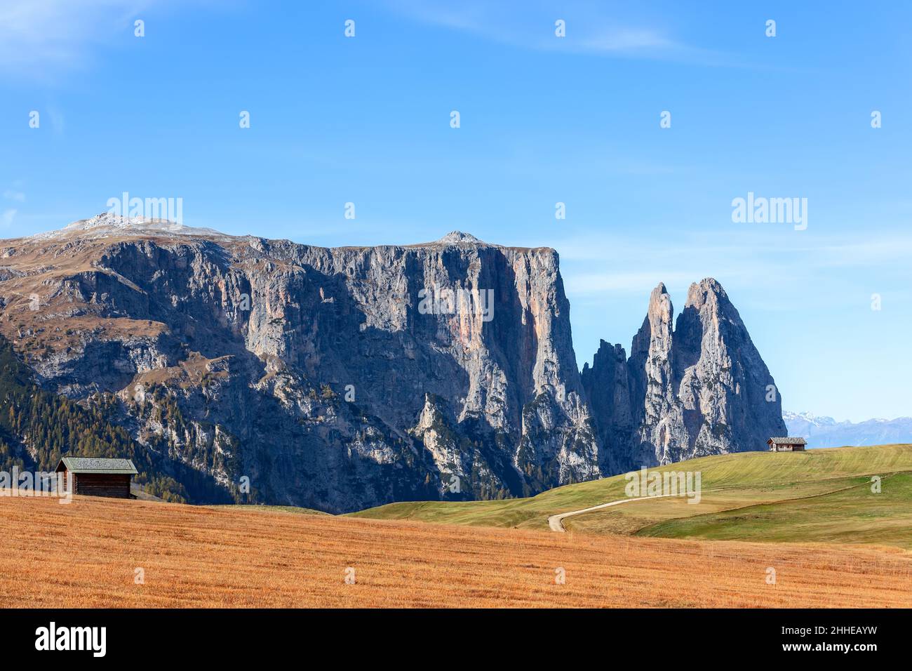 Schöne Aussicht auf das Land auf dem Seiser Alm-Hochplateau. Südtirol, Italien Stockfoto